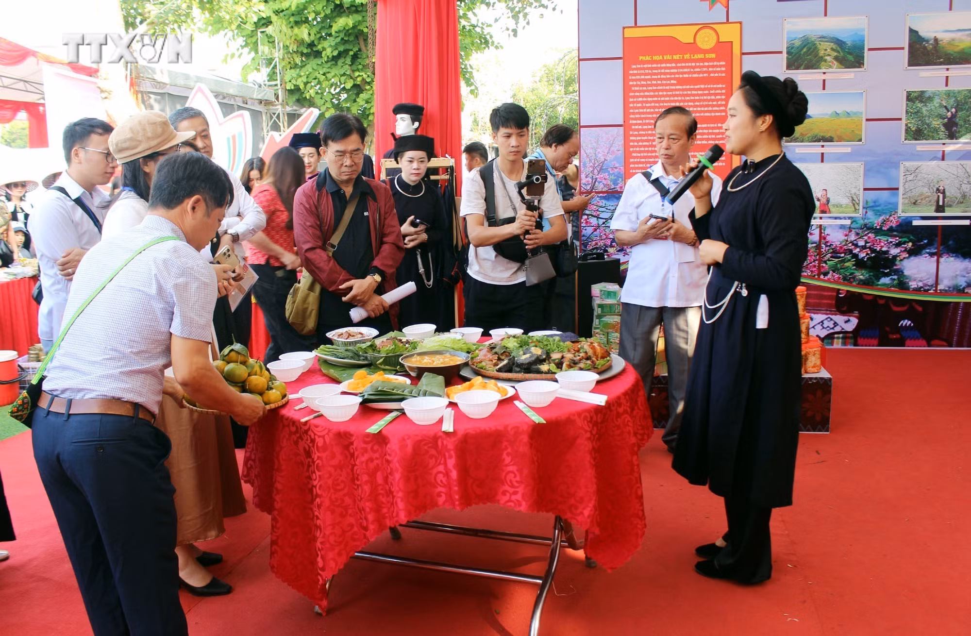 vna_potal_ngay_hoi_van_hoa_the_thao_va_du_lich_cac_dan_toc_vung_dong_bac_thi_trinh_dien_ky_nang_huong_dan_vien_du_lich_va_thi_keo_co__7685039.jpg