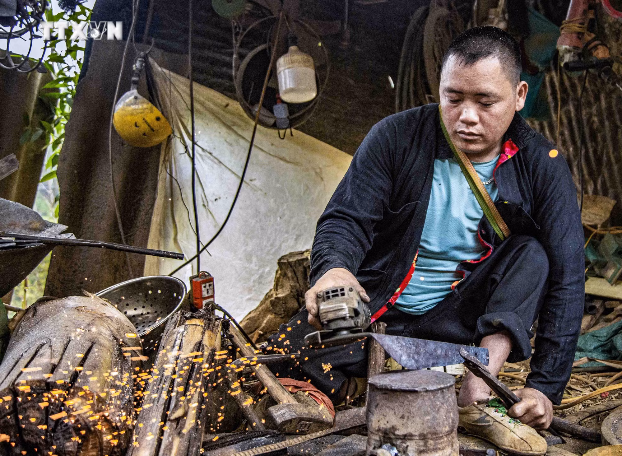 vna_potal_nguoi_mong_o_dien_bien_giu_nghe_ren_truyen_thong_7476015.jpg