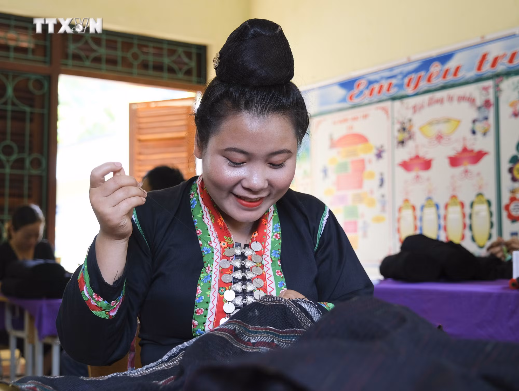 vna_potal_van_hoa_soi_duong_net_dep_trong_trang_phuc_truyen_thong_phu_nu_dan_toc_cong_o_dien_bien__7390889.jpg