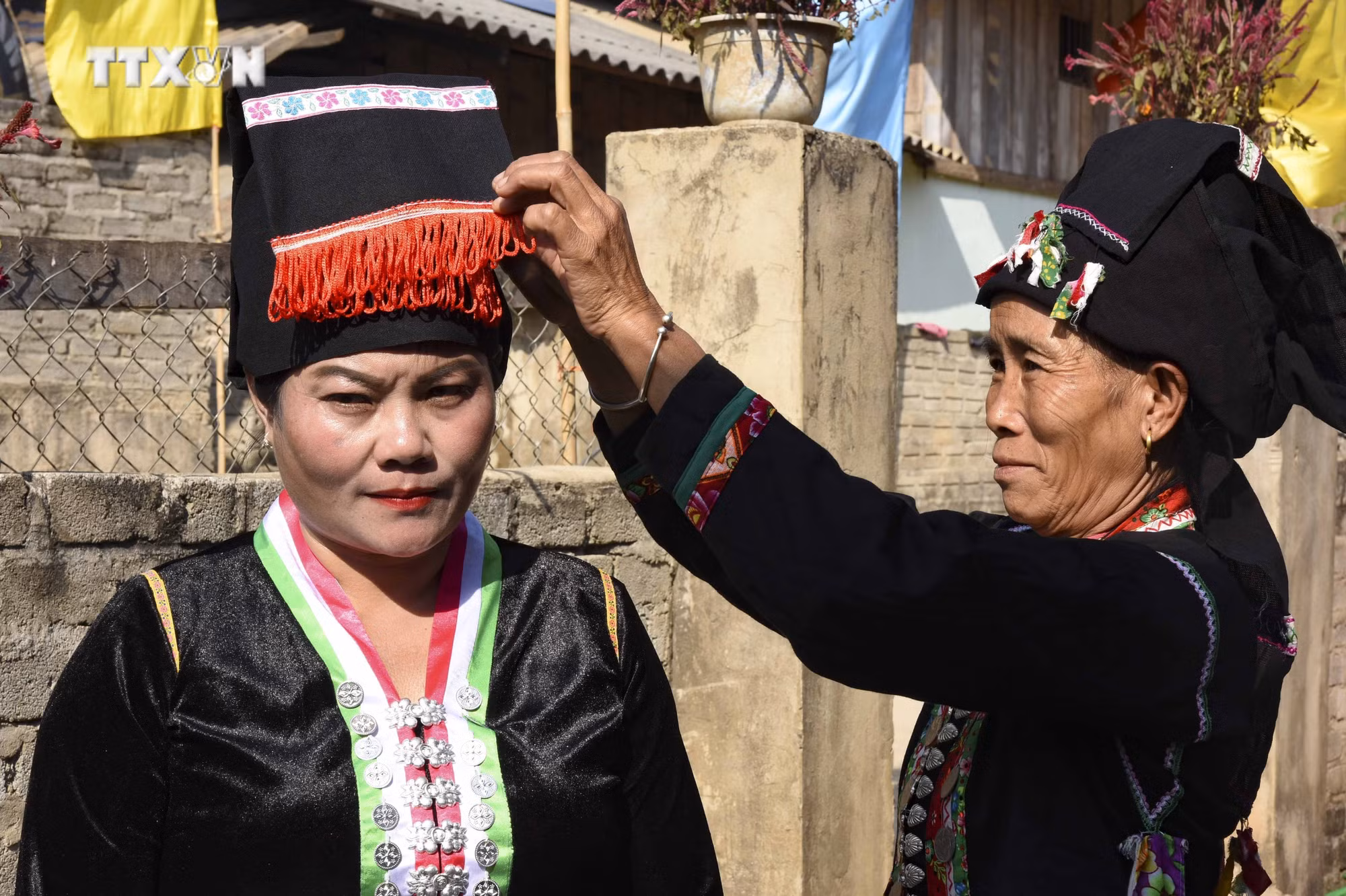 vna_potal_net_dep_trong_trang_phuc_truyen_thong_phu_nu_dan_toc_cong_o_dien_bien__7390881.jpg