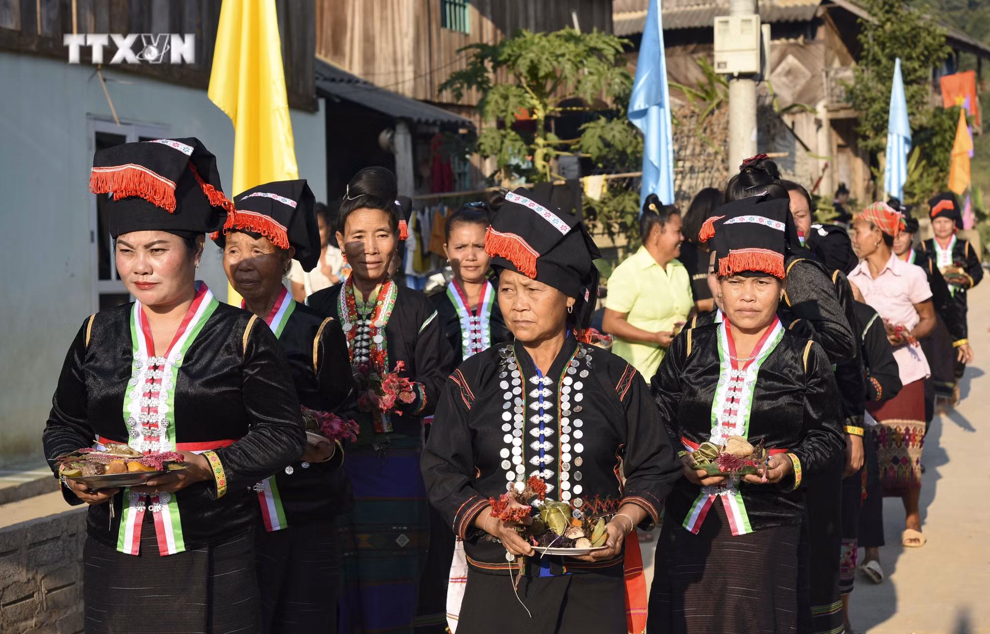 vna_potal_net_dep_trong_trang_phuc_truyen_thong_phu_nu_dan_toc_cong_o_dien_bien__7390888.jpg