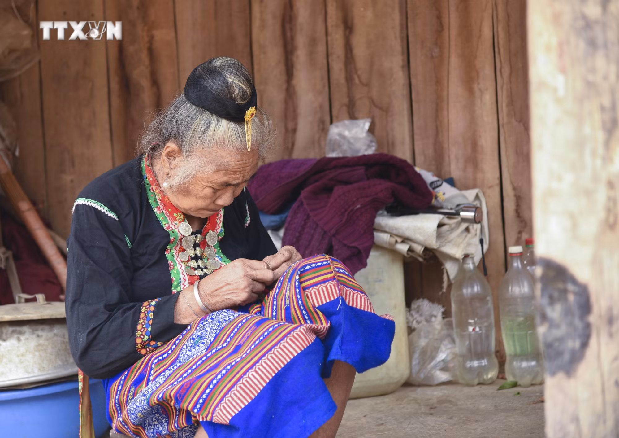 vna_potal_net_dep_trong_trang_phuc_truyen_thong_phu_nu_dan_toc_cong_o_dien_bien__7390884.jpg