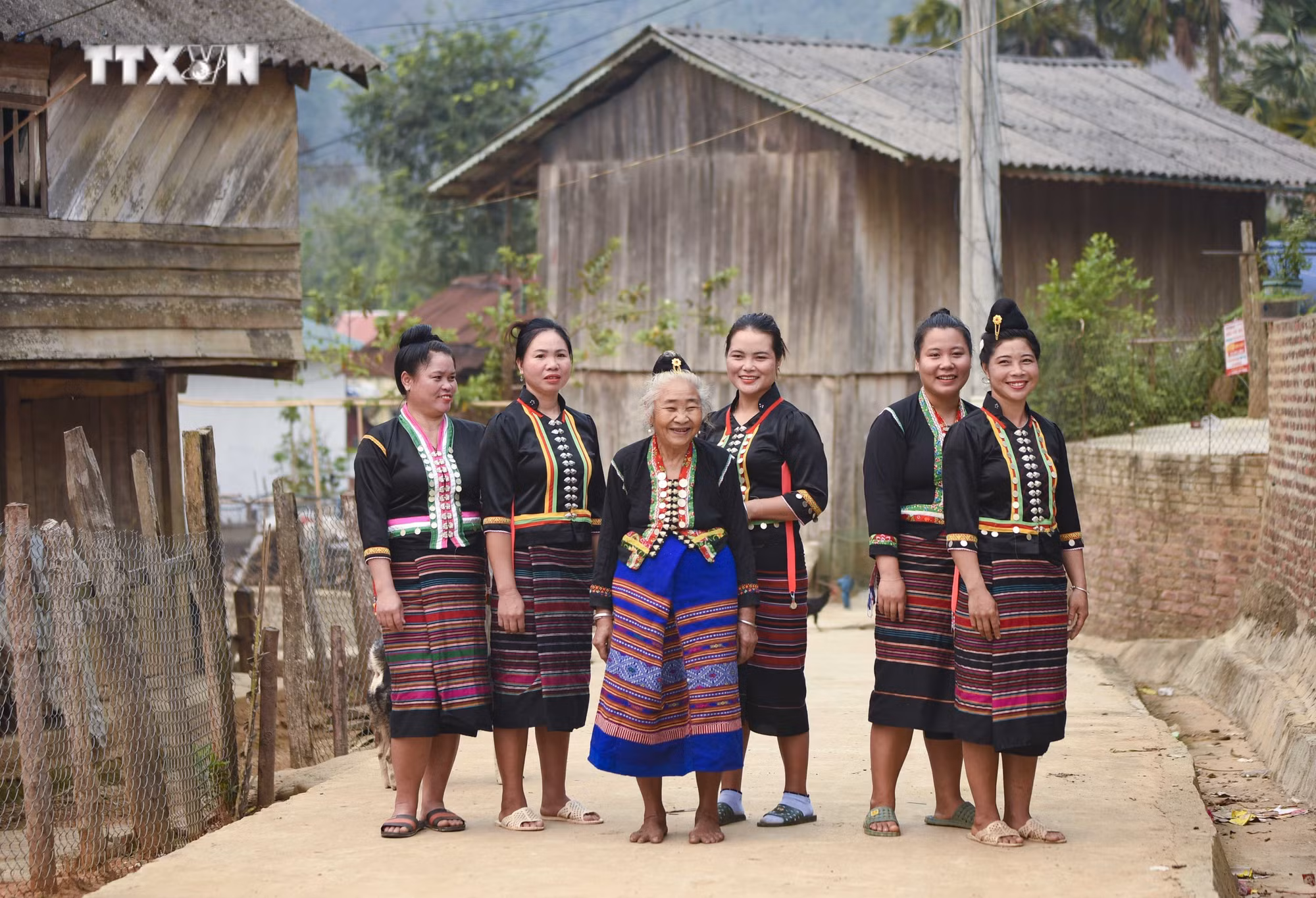 vna_potal_net_dep_trong_trang_phuc_truyen_thong_phu_nu_dan_toc_cong_o_dien_bien__7390885.jpg
