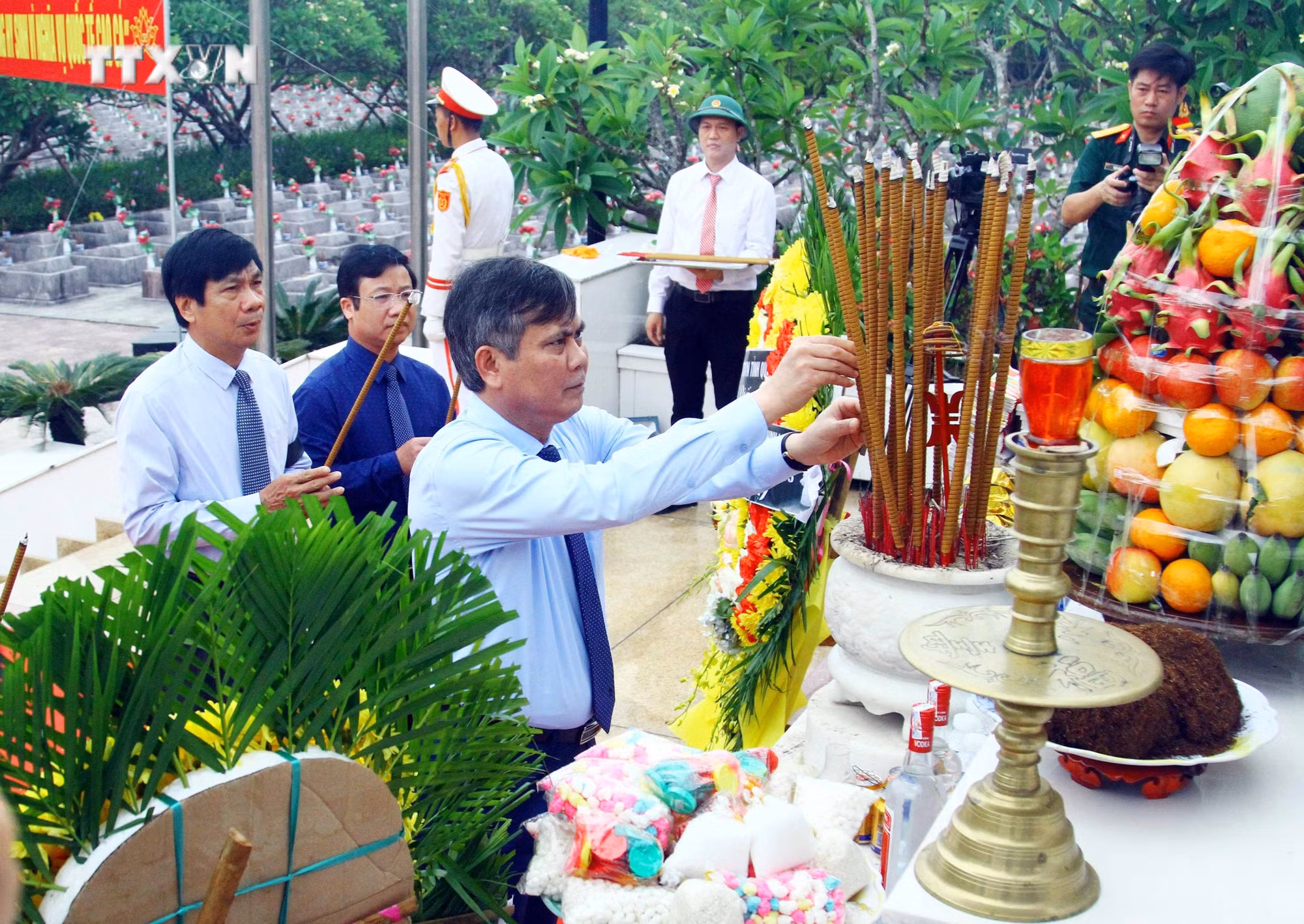 vna_potal_quang_binh_truy_dieu_va_an_tang_16_hai_cot_liet_sy_7391347.jpg