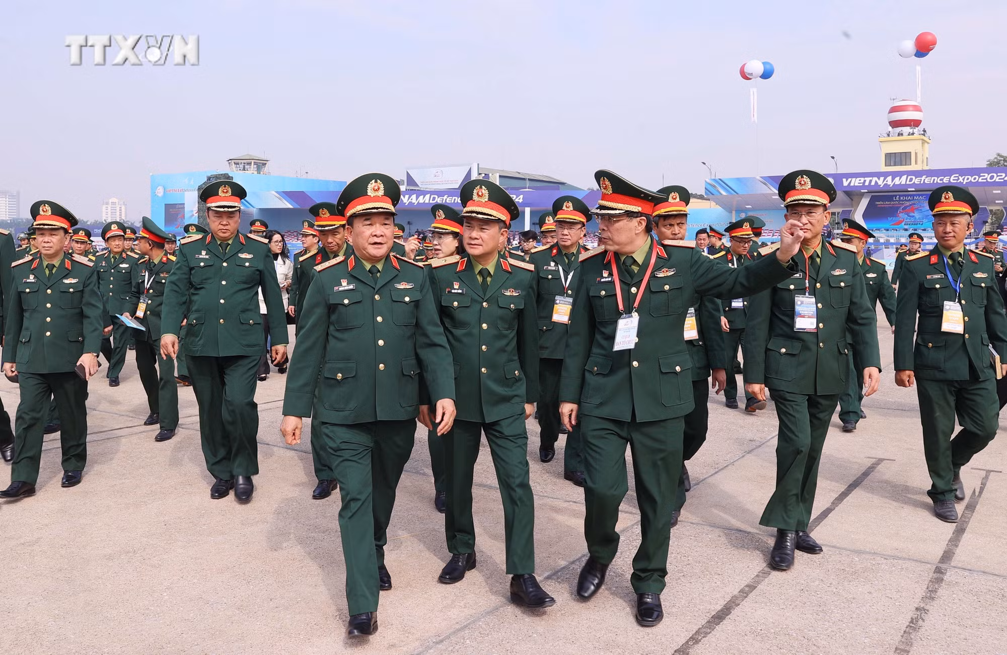 vna_potal_tong_duyet_khai_mac_trien_lam_quoc_phong_quoc_te_viet_nam_2024_7761047.jpg