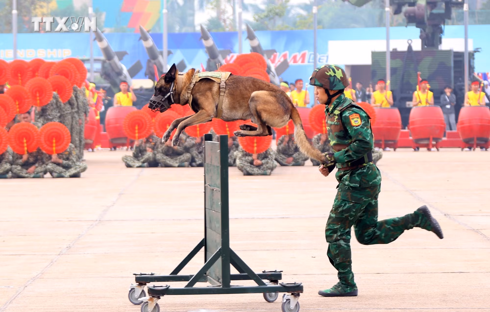 vna_potal_tong_duyet_khai_mac_trien_lam_quoc_phong_quoc_te_viet_nam_2024_7761071.jpg