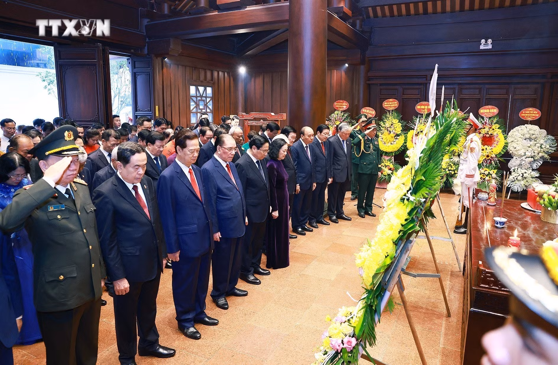 vna_potal_lanh_dao_dang_nha_nuoc_tri_an_cac_anh_hung_liet_si_tai_chien_truong_dien_bien_phu_7362825.jpg