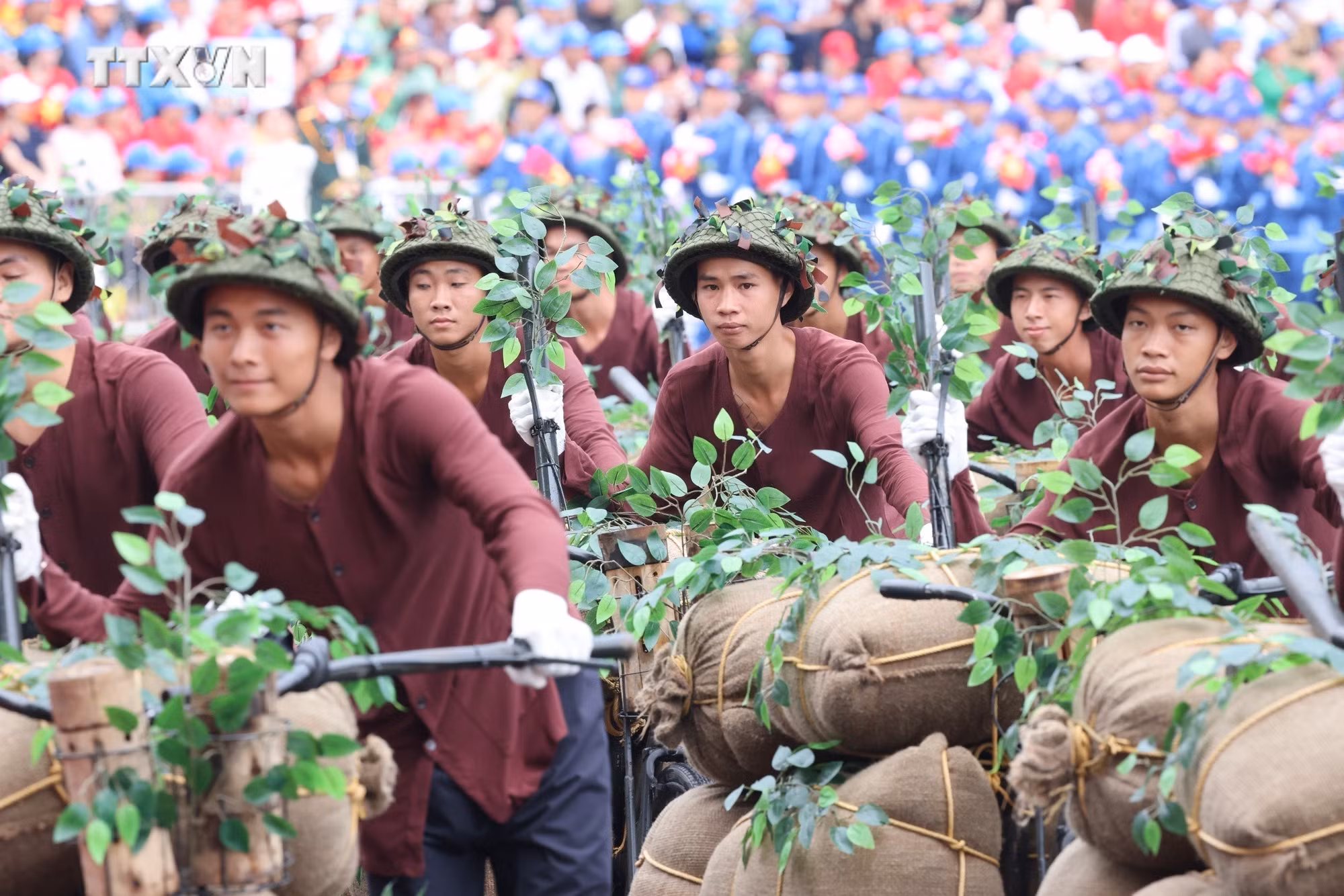 vna_potal_le_dieu_binh_dieu_hanh_ky_niem_70_nam_chien_thang_dien_bien_phu__7363112.jpg