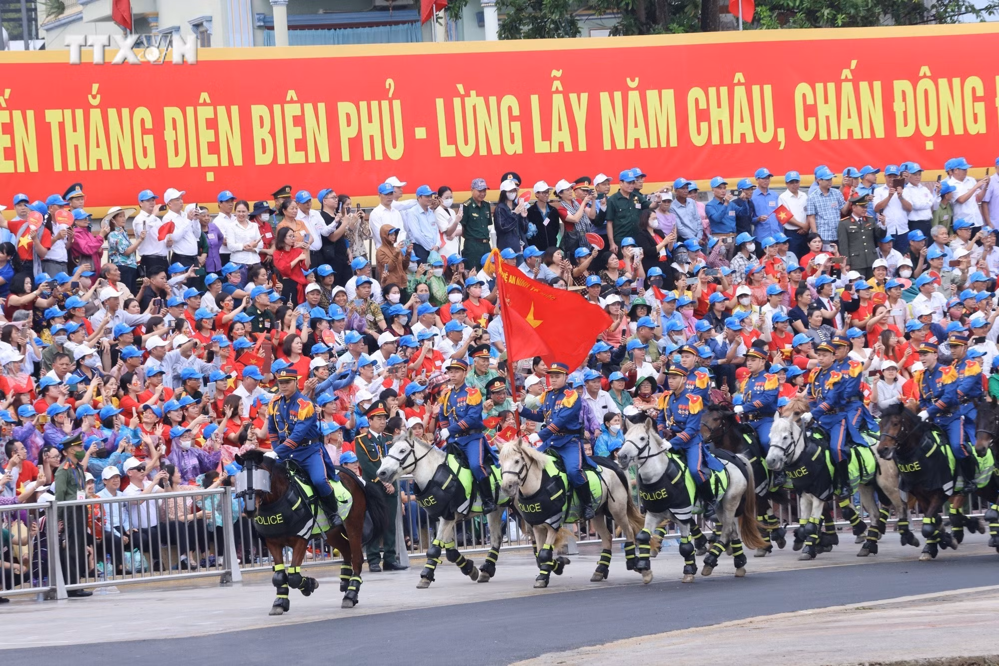 vna_potal_le_dieu_binh_dieu_hanh_ky_niem_70_nam_chien_thang_dien_bien_phu_7363108.jpg