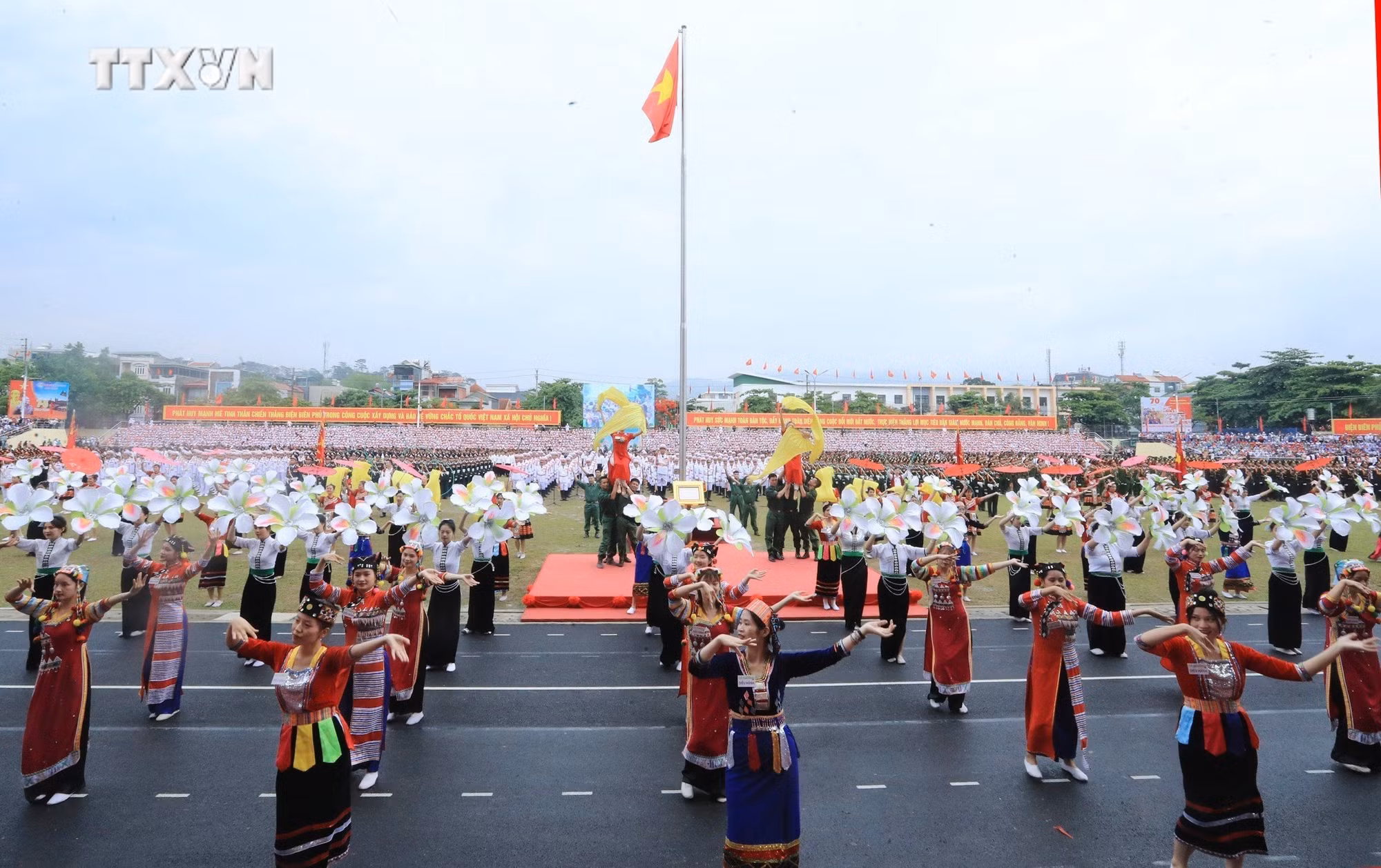 vna_potal_le_dieu_binh_dieu_hanh_ky_niem_70_nam_chien_thang_dien_bien_phu_7363363.jpg