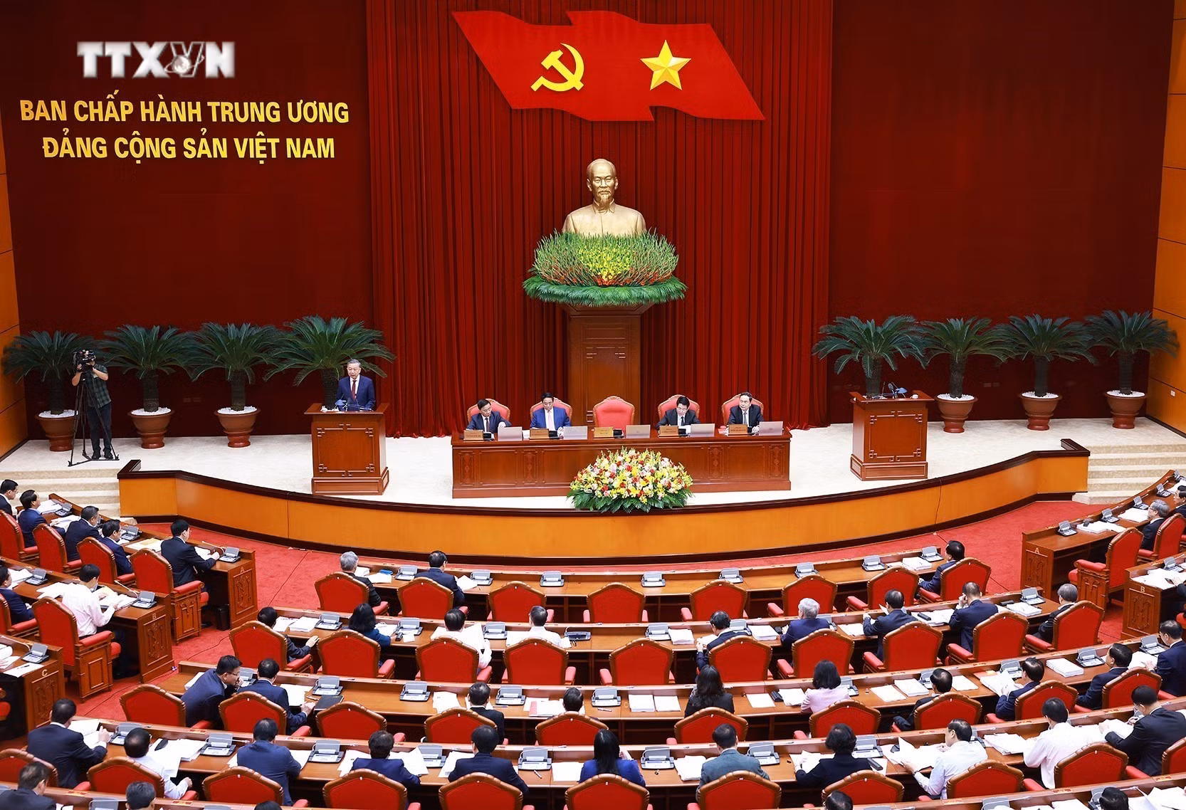 vna_potal_khai_mac_hoi_nghi_ban_chap_hanh_trung_uong_dang_khoa_xiii__7721666.jpg