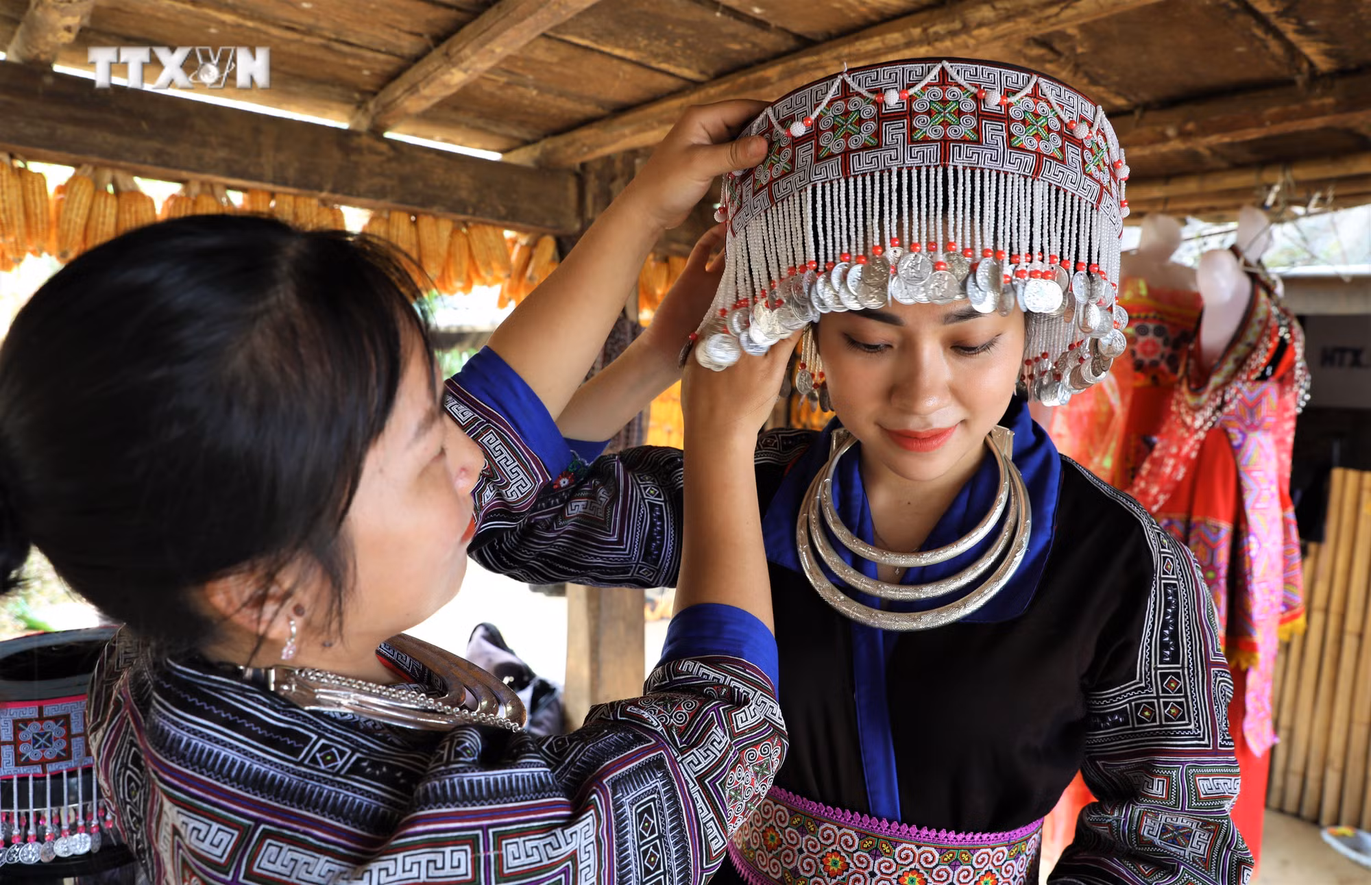 vna_potal_du_lich_viet_nam_doc_dao_ngoi_nha_ngo_o_mang_mu__7643462.jpg
