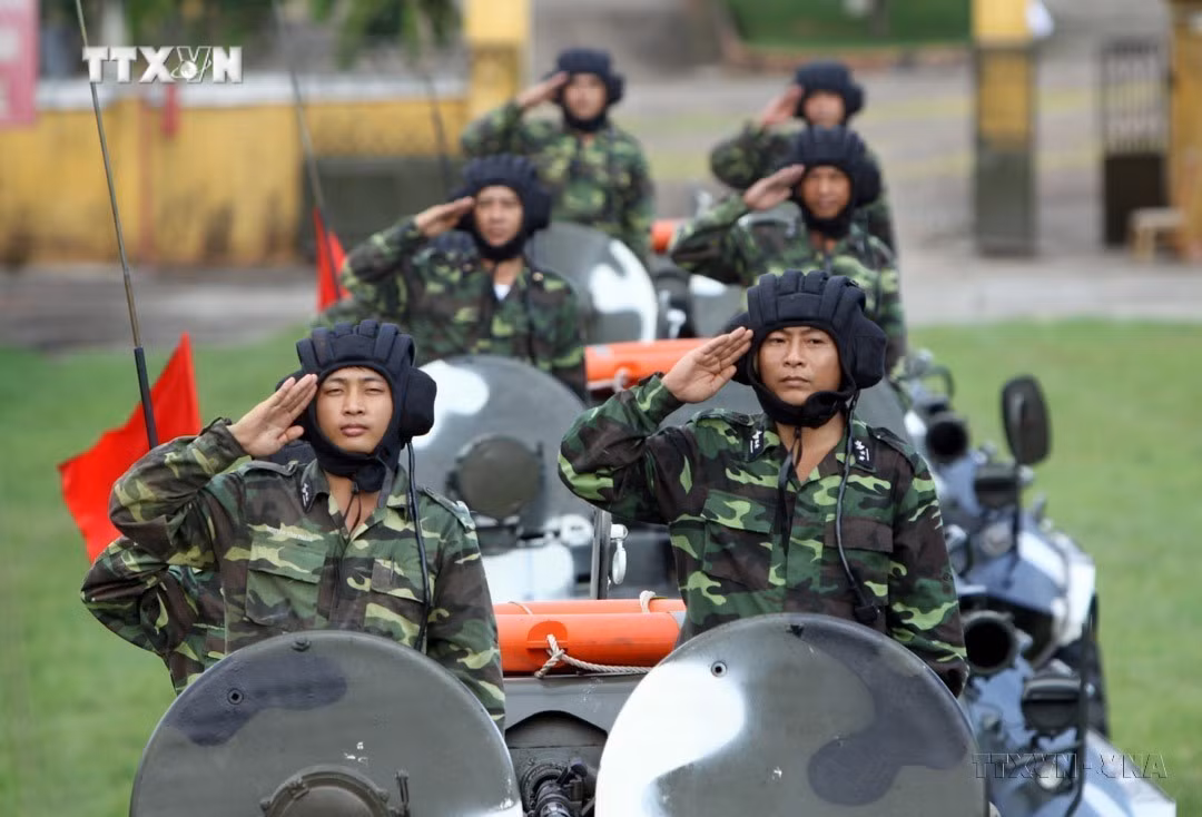 vna_potal_phat_huy_truyen_thong_danh_thang_tran_dau_cua_hai_quan_nhan_dan_viet_nam_xung_dang_la_luc_luong_nong_cot_tren_bien_7510778.jpg