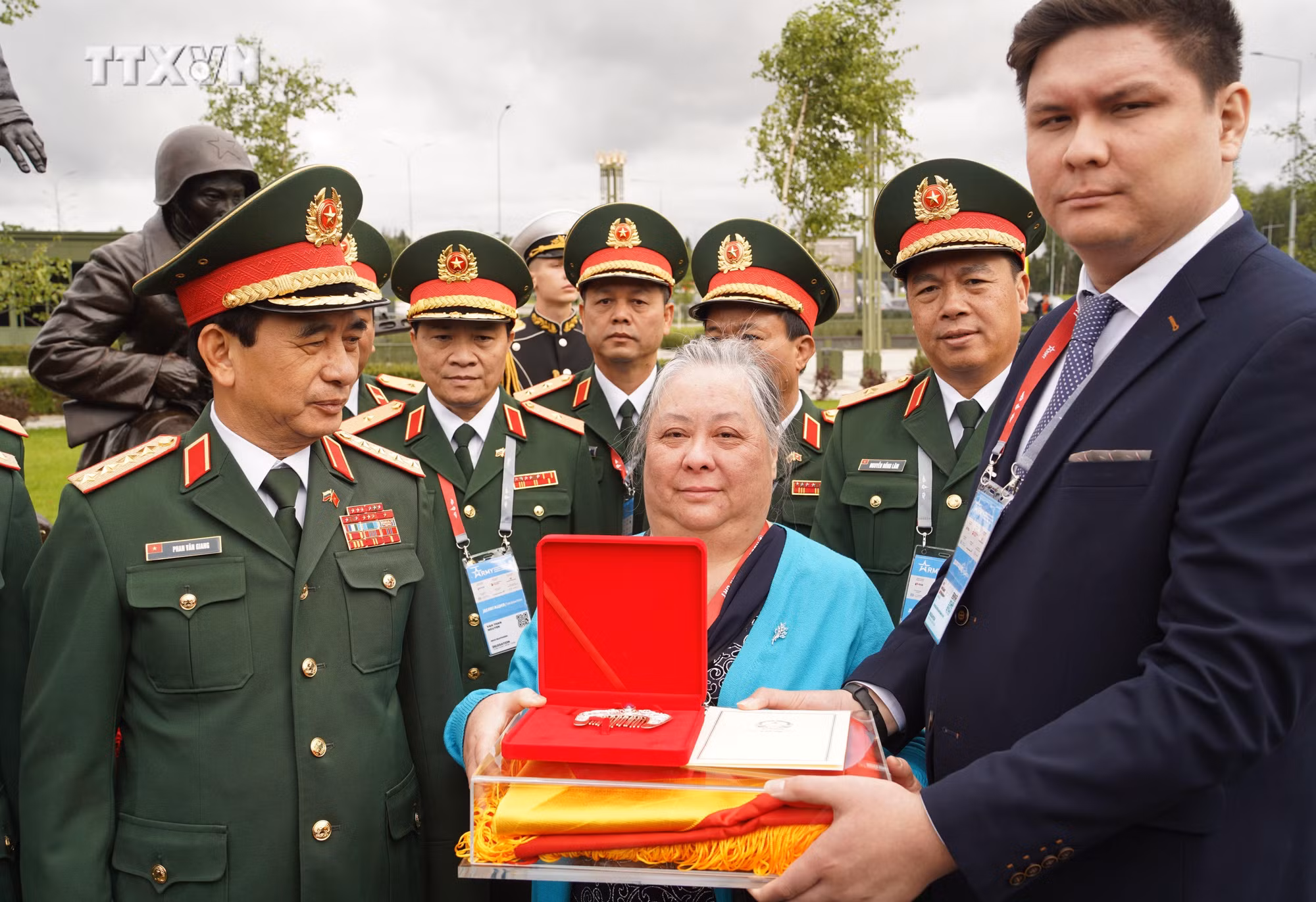vna_potal_lb_nga_dung_tuong_vinh_danh_cac_chien_si_tinh_nguyen_quoc_te_viet_nam_7534570.jpg