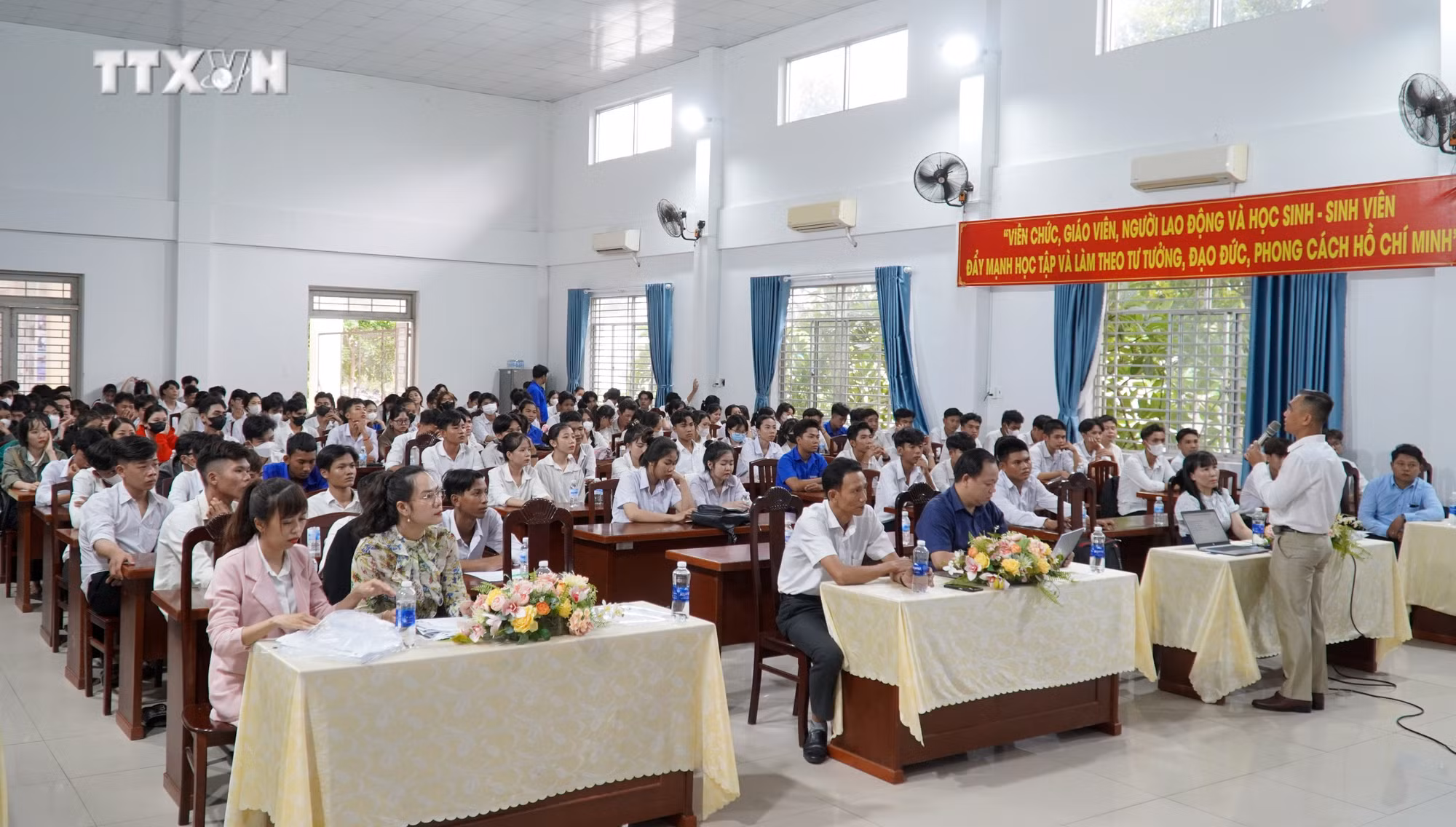 vna_potal_kien_giang_chu_trong_tu_van_huong_nghiep_cho_hoc_sinh_dan_toc_noi_tru_7442748.jpg