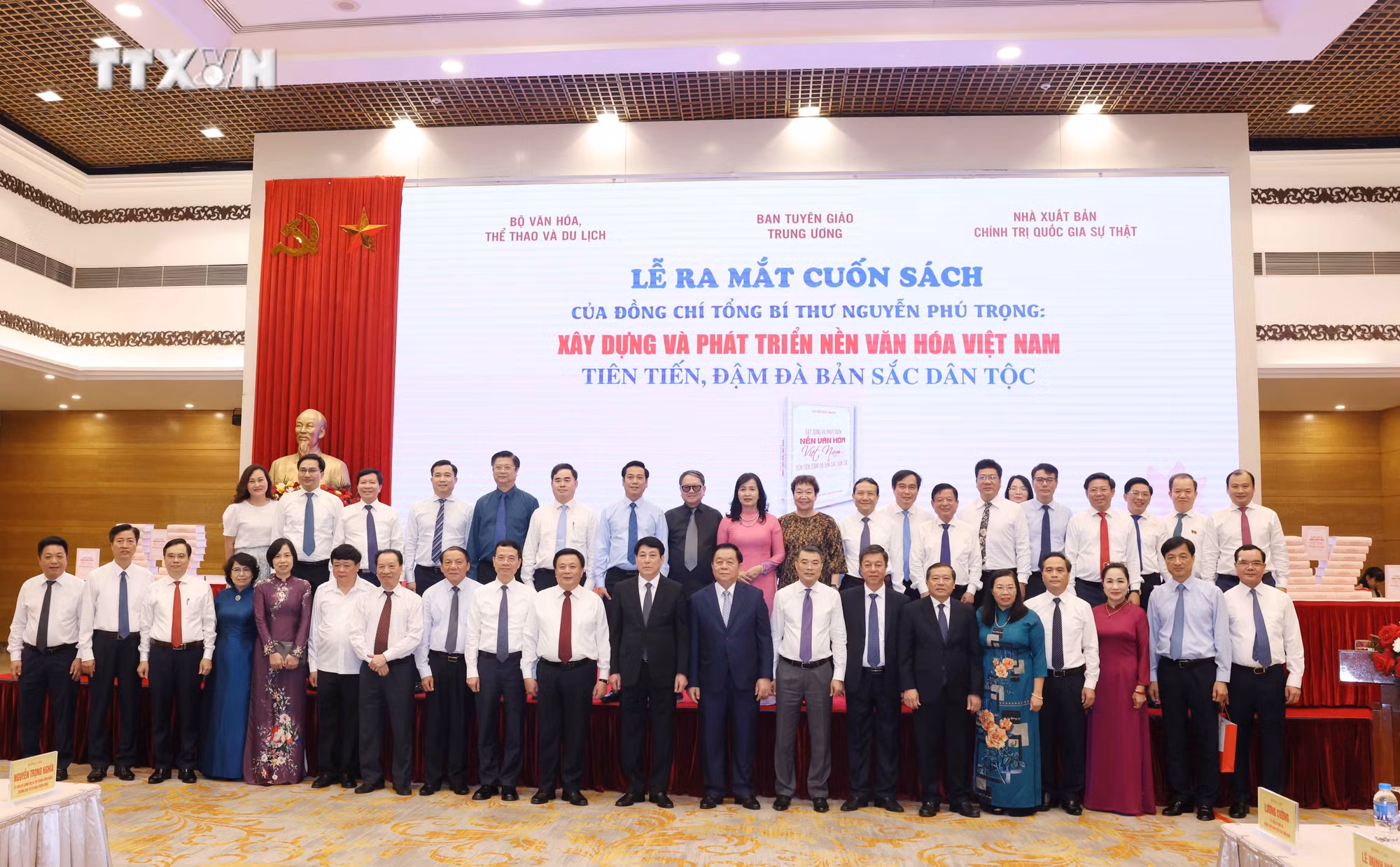 vna_potal_le_ra_mat_cuon_sach_cua_dong_chi_tong_bi_thu_nguyen_phu_trong_“xay_dung_va_phat_trien_nen_van_hoa_viet_nam_tien_tien_dam_da_ban_sac_dan_toc”_7442584.jpg
