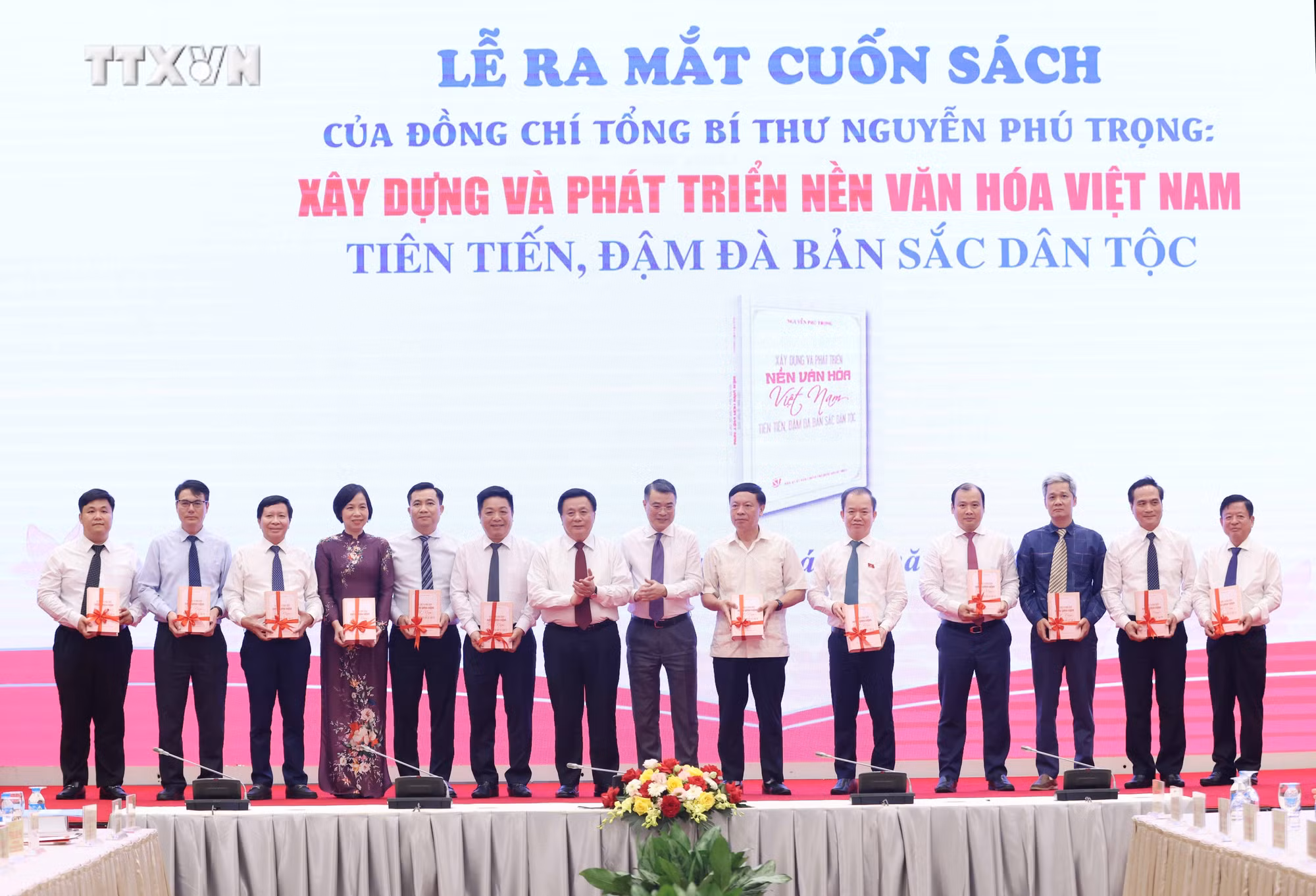 vna_potal_ra_mat_cuon_sach_cua_tong_bi_thu_nguyen_phu_trong_“xay_dung_va_phat_trien_nen_van_hoa_viet_nam_tien_tien_dam_da_ban_sac_dan_toc”_7442576.jpg