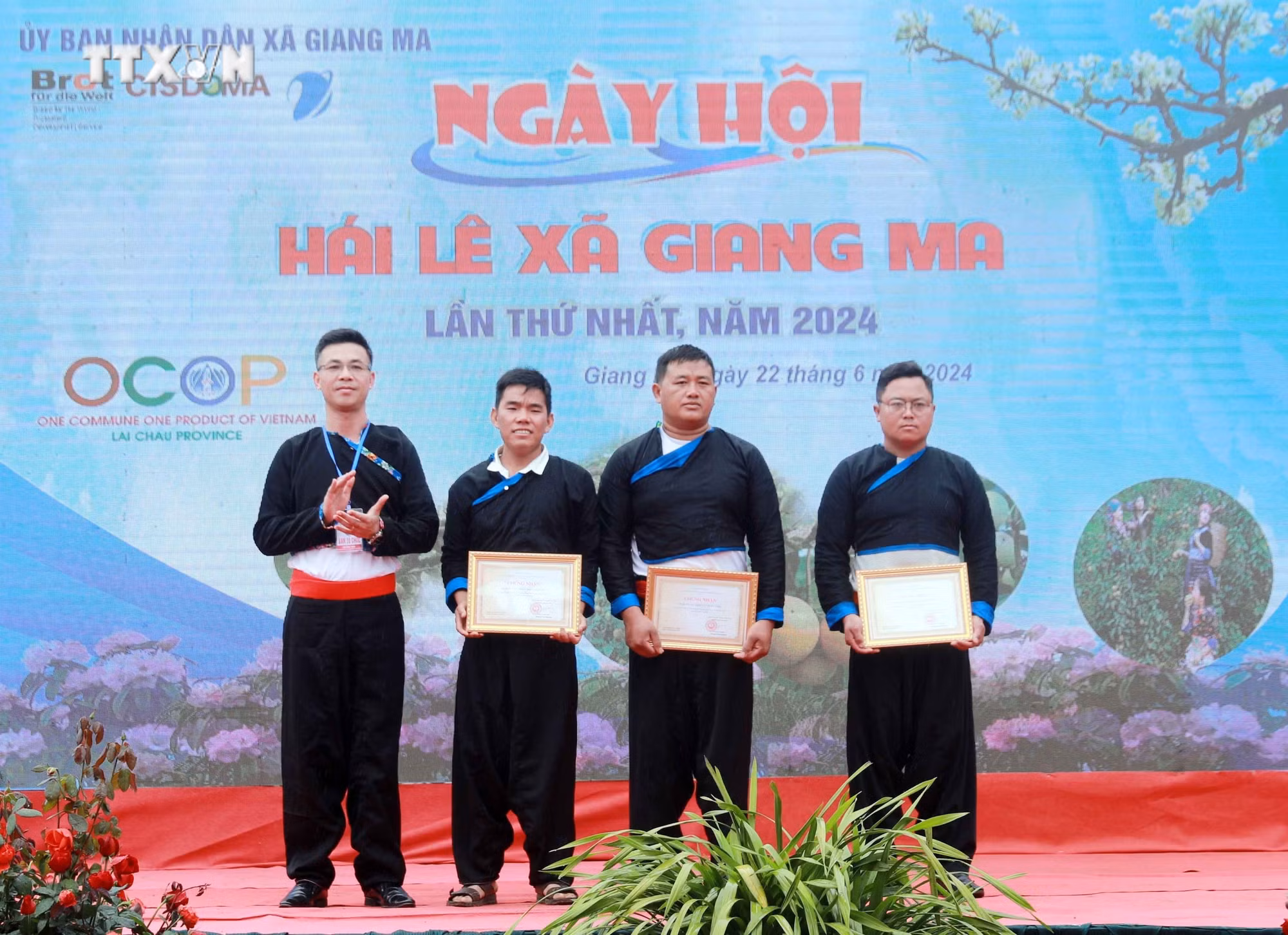 vna_potal_ngay_hoi_hai_le_tai_xa_vung_cao_giang_ma_o_lai_chau_7443954.jpg