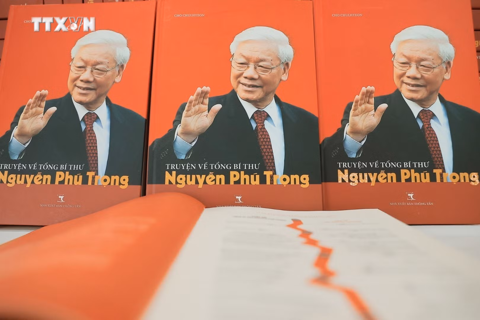 vna_potal_le_ra_mat_tac_pham_truyen_ve_tong_bi_thu_nguyen_phu_trong_7666097.jpeg