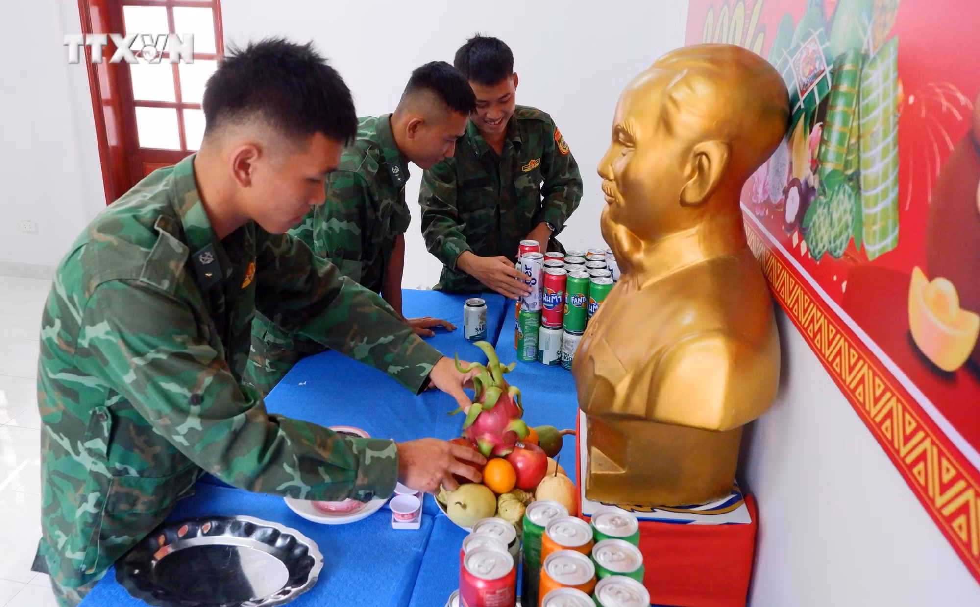 vna_potal_giu_vung_bien_cuong_de_nhan_dan_don_tet_2024_an_vui_7219779.jpg