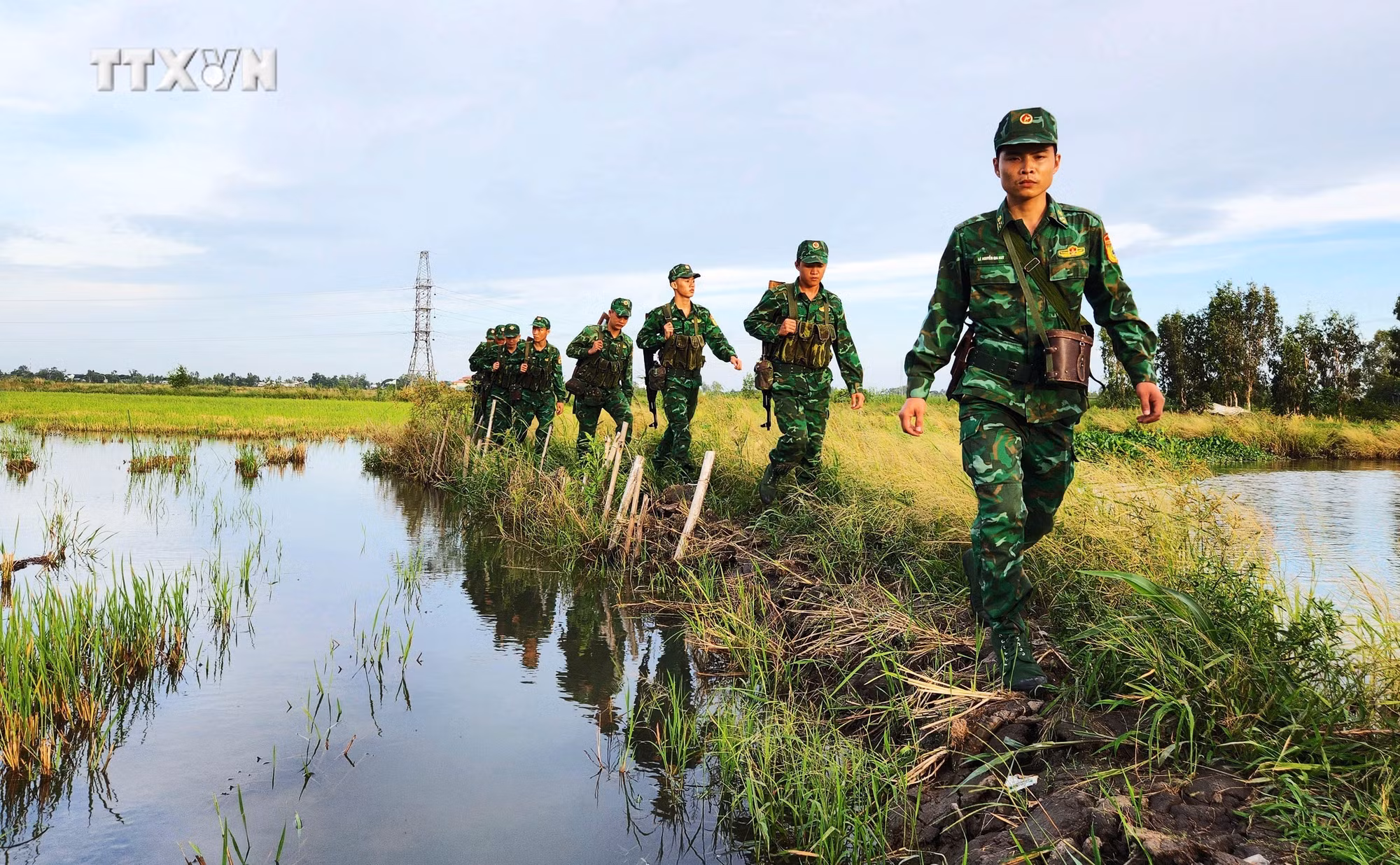 vna_potal_giu_vung_bien_cuong_de_nhan_dan_don_tet_2024_an_vui_7219780.jpg
