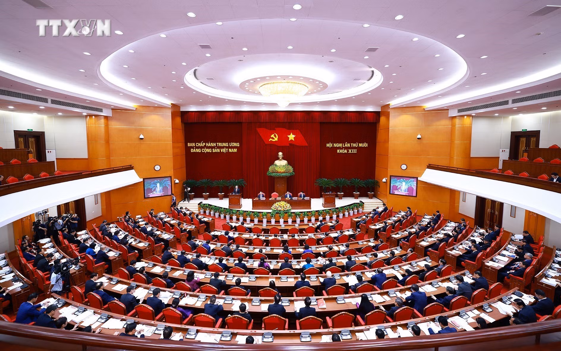 vna_potal_khai_mac_hoi_nghi_lan_thu_10_bch_tu_dang_cong_san_viet_nam_khoa_xiii_7601829.jpg