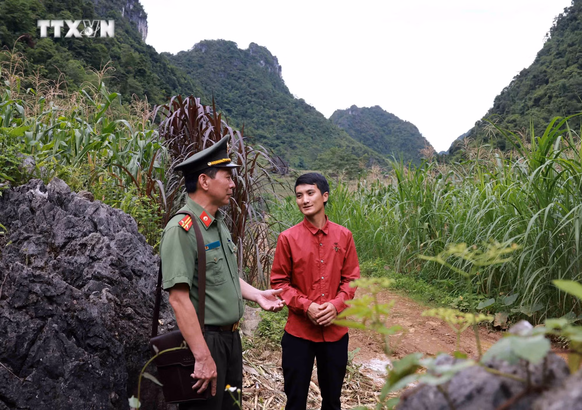 vna_potal_tu_do_tin_nguong_-_so_day_ket_noi_giua_chinh_quyen_va_dong_bao_thieu_so_tai_cao_bang_7470534.jpg