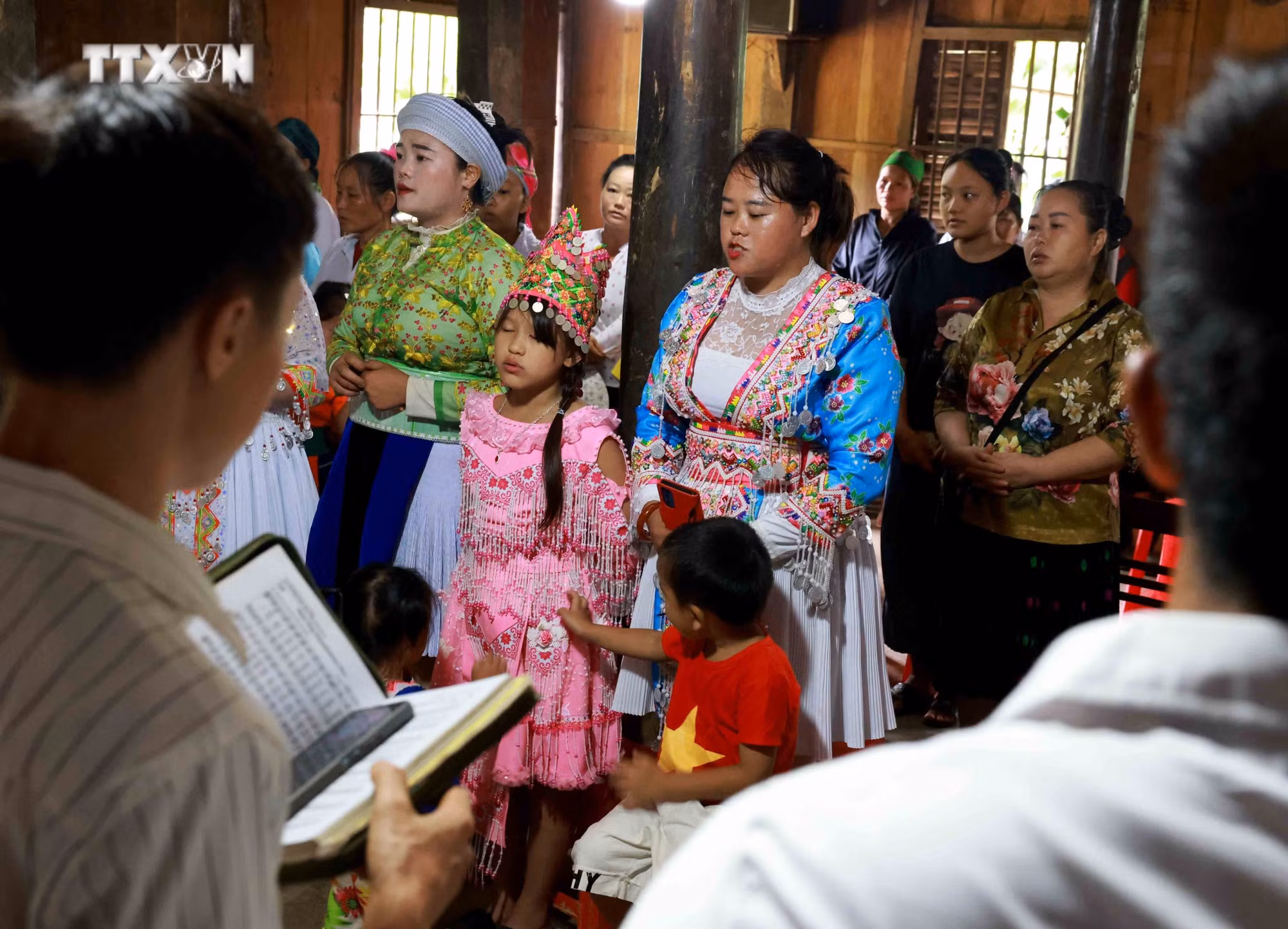 vna_potal_tu_do_tin_nguong_-_so_day_ket_noi_giua_chinh_quyen_va_dong_bao_thieu_so_tai_cao_bang_7470523.jpg