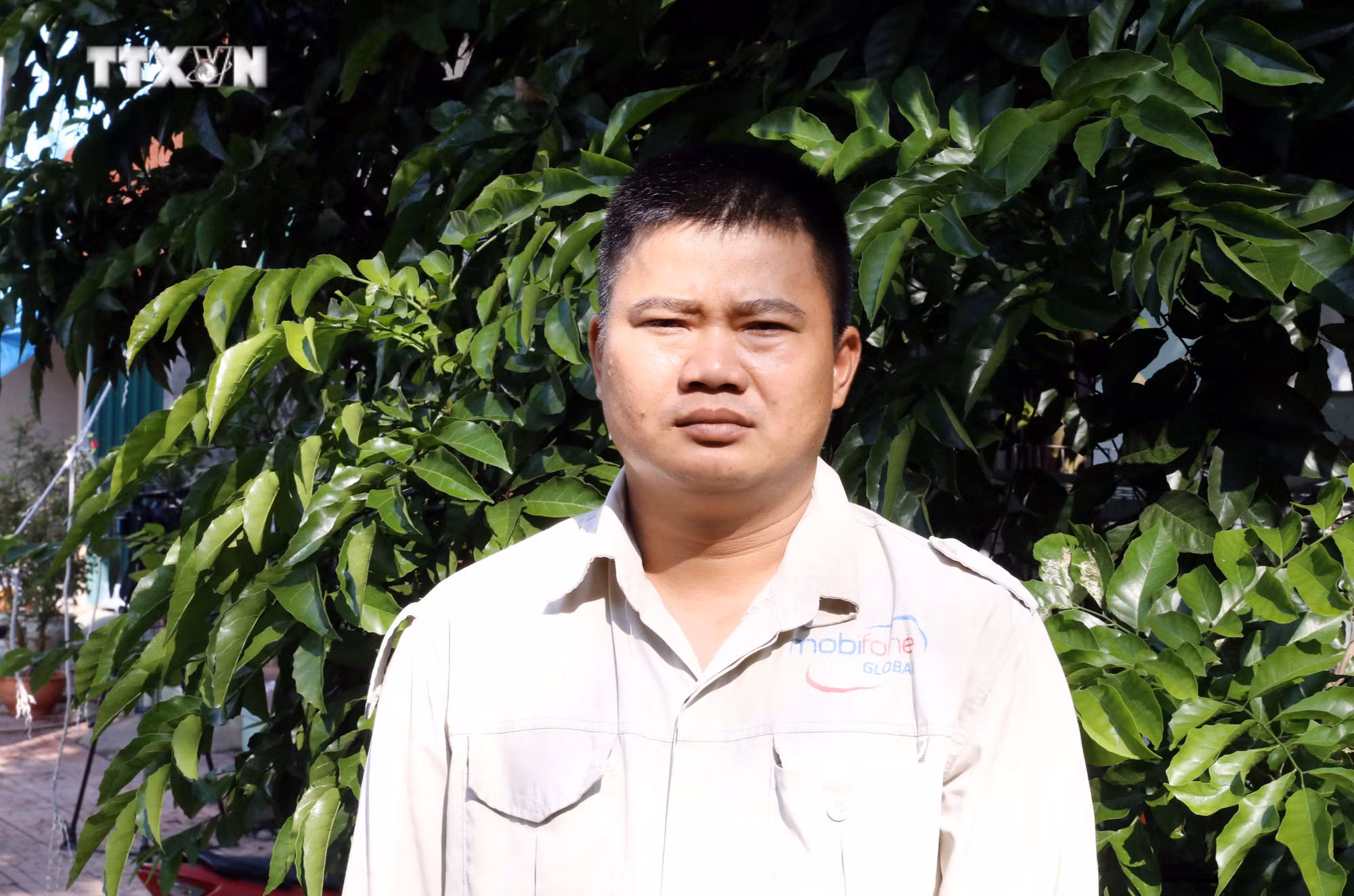 vna_potal_quen_minh_cuu_nguoi_giua_dong_nuoc_lu_7595480.jpg