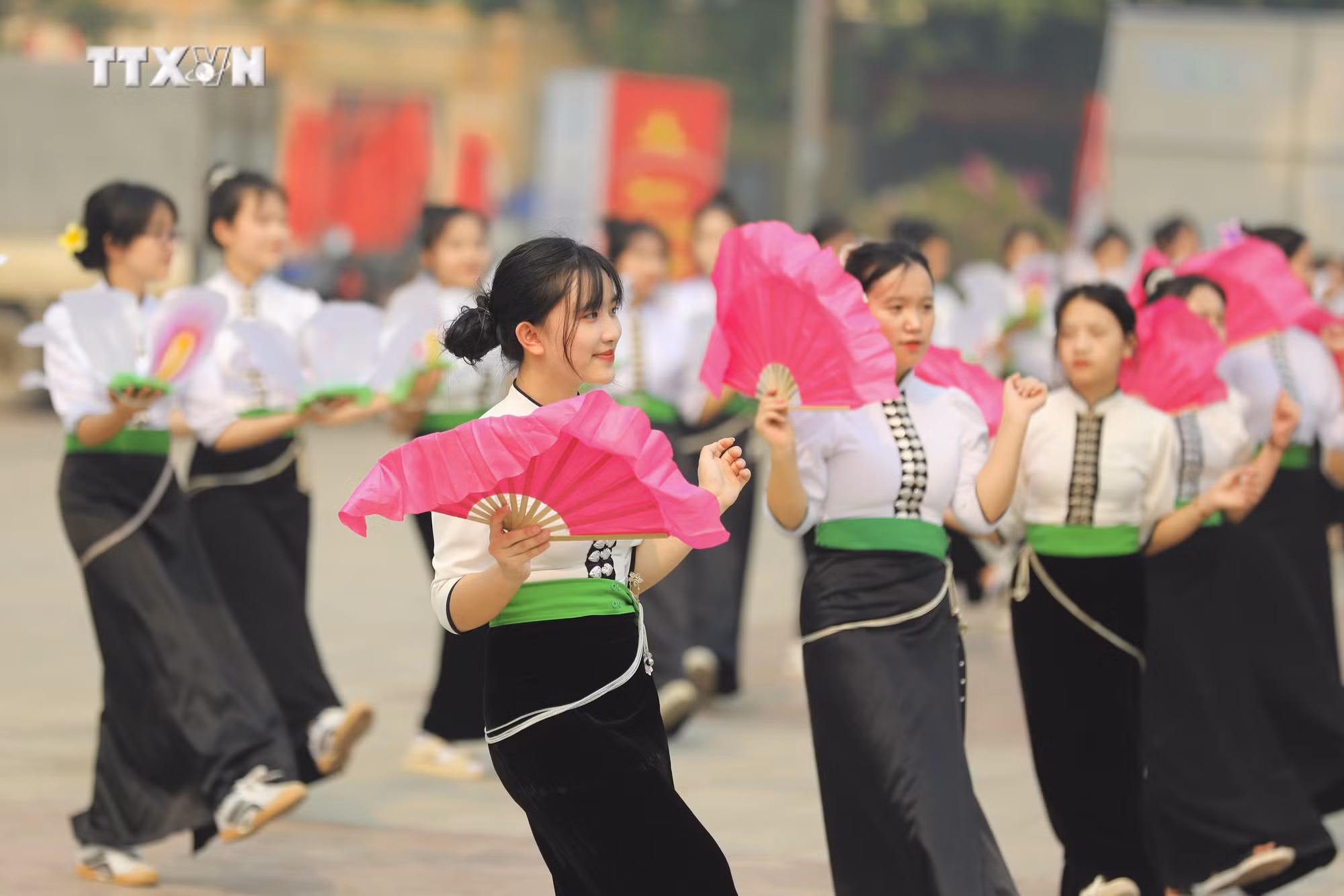 vna_potal_cong_dien_dan_vu_dieu_nhay_duong_pho_cua_hoc_sinh_sinh_vien_tinh_dien_bien_7310951.jpg