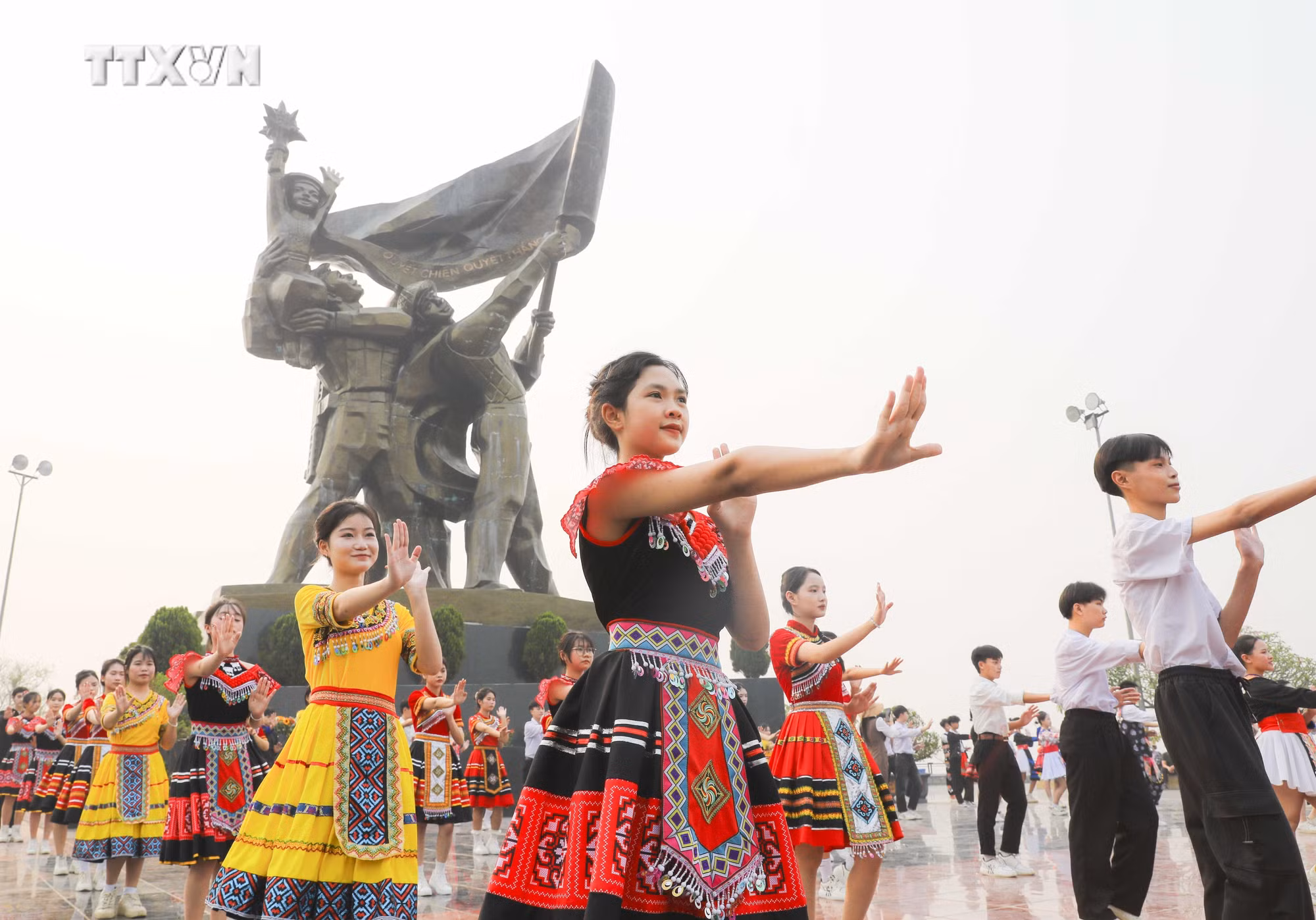 vna_potal_70_nam_chien_thang_dien_bien_phu_cong_dien_dan_vu_dieu_nhay_duong_pho_cua_hoc_sinh_sinh_vien_tinh_dien_bien_7310947.jpg