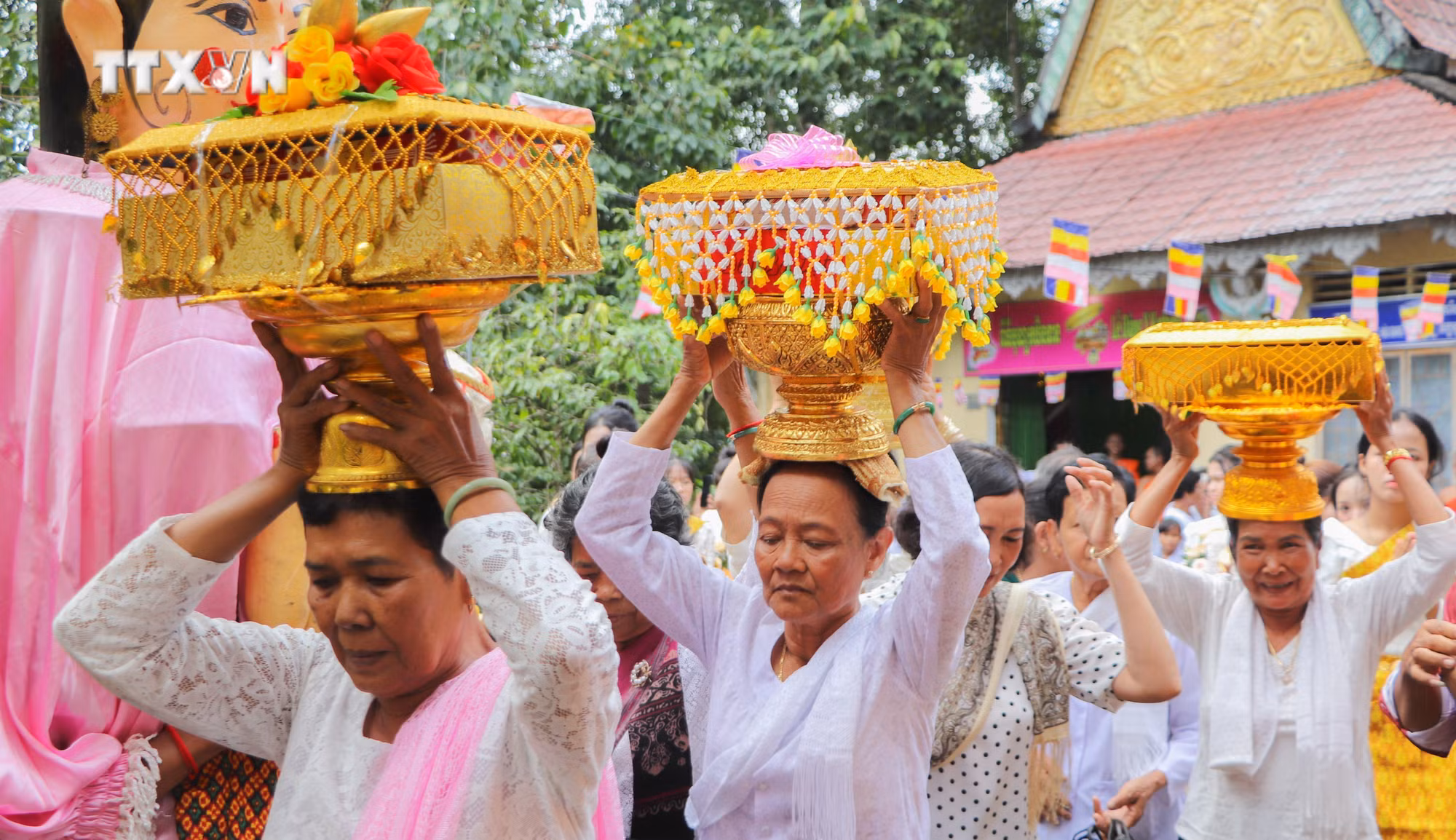 vna_potal_dong_bao_khmer_hau_giang_mung_le_dang_y_kathina_7685924.jpg