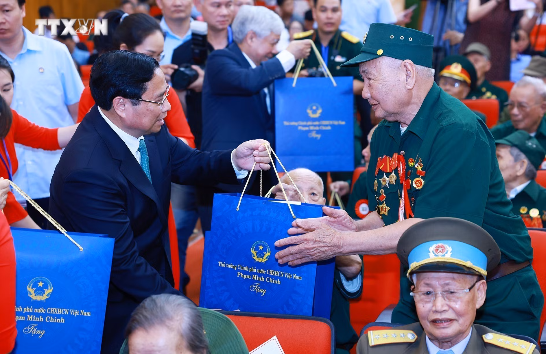 vna_potal_thu_tuong_pham_minh_chinh_gap_mat_tri_an_cac_chien_si_dien_bien_7326824.jpg