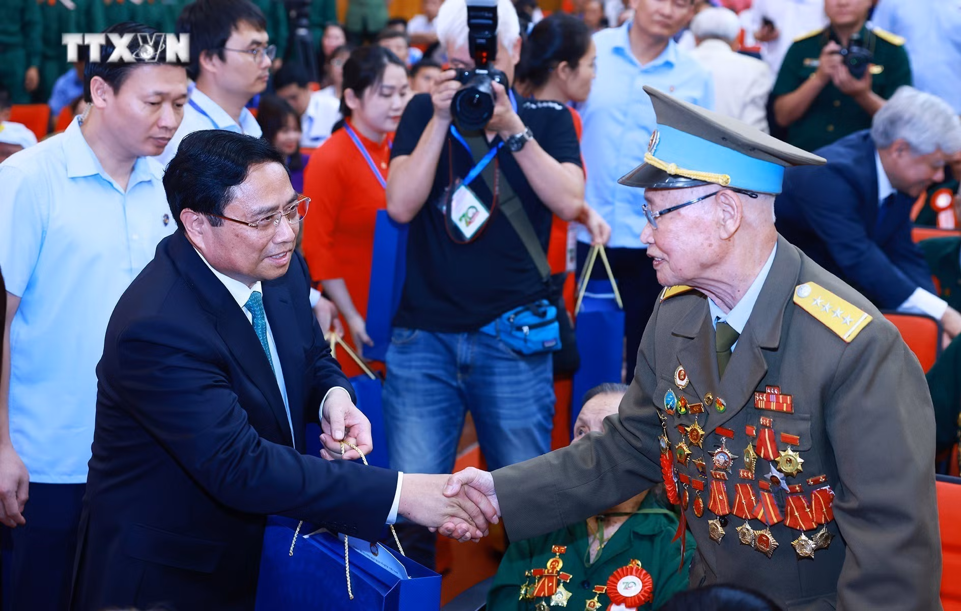 vna_potal_thu_tuong_pham_minh_chinh_gap_mat_tri_an_cac_chien_si_dien_bien_7326823.jpg