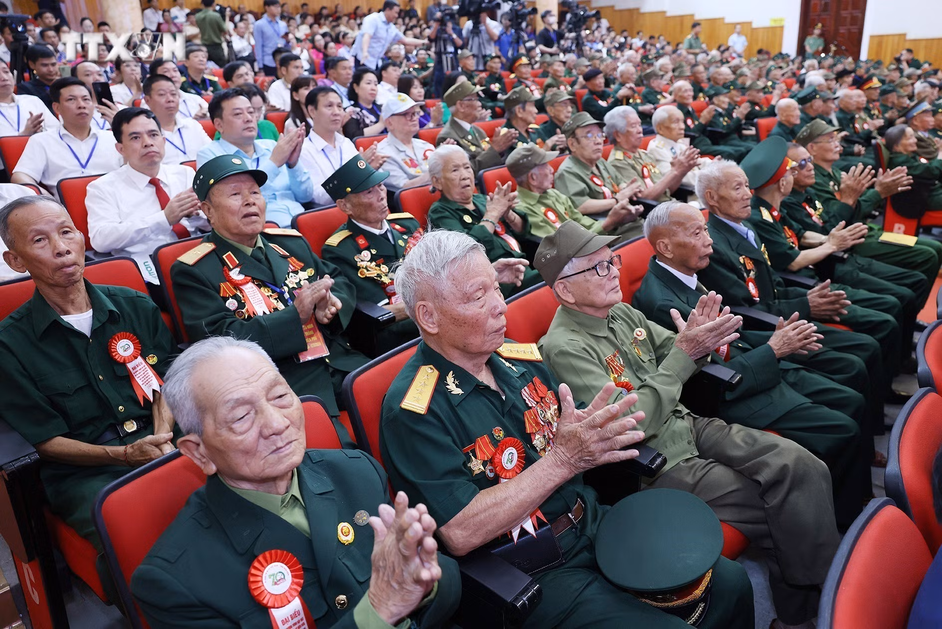 vna_potal_thu_tuong_pham_minh_chinh_gap_mat_tri_an_cac_chien_si_dien_bien_7326566.jpg