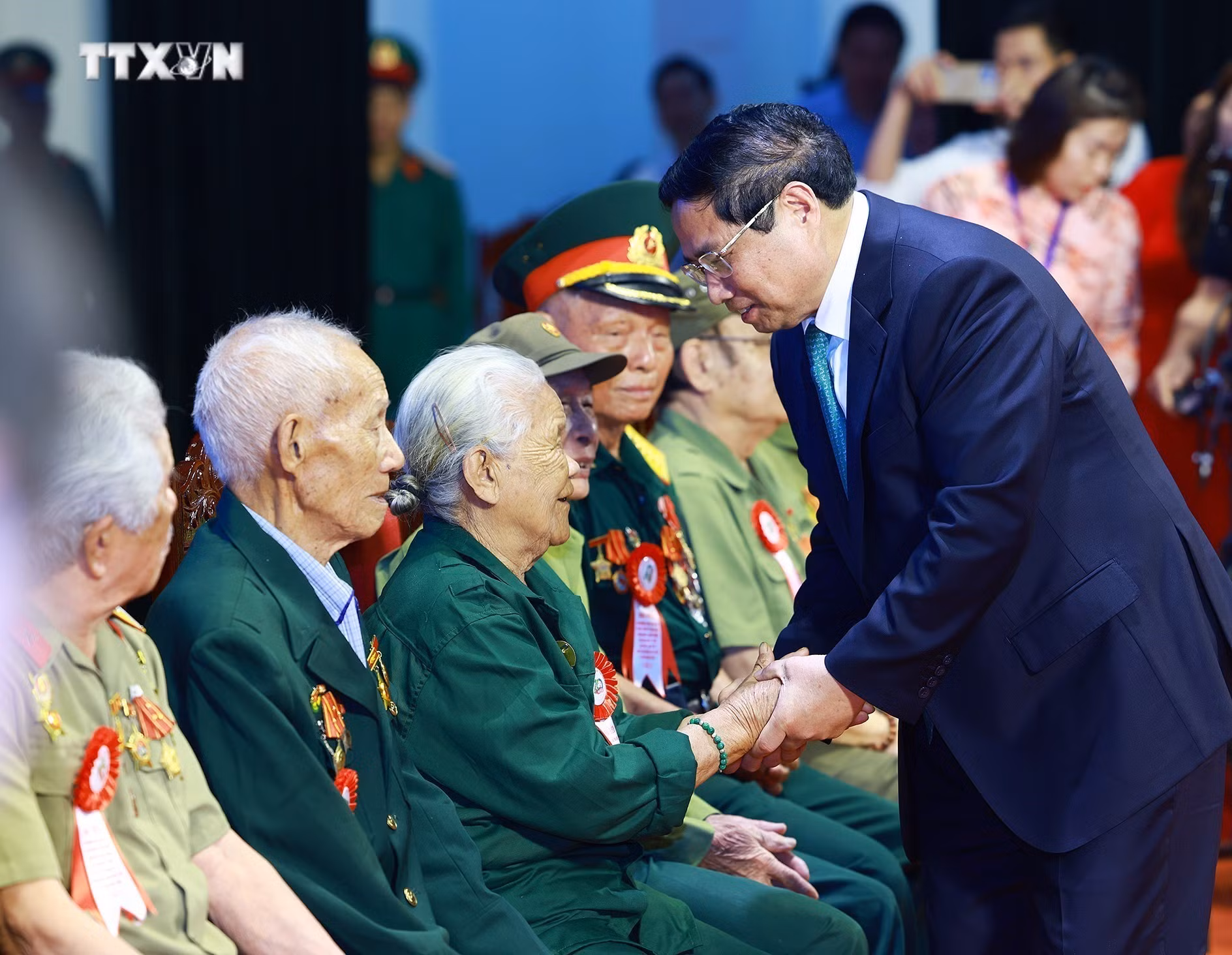 vna_potal_thu_tuong_pham_minh_chinh_gap_mat_tri_an_cac_chien_si_dien_bien_7326817.jpg