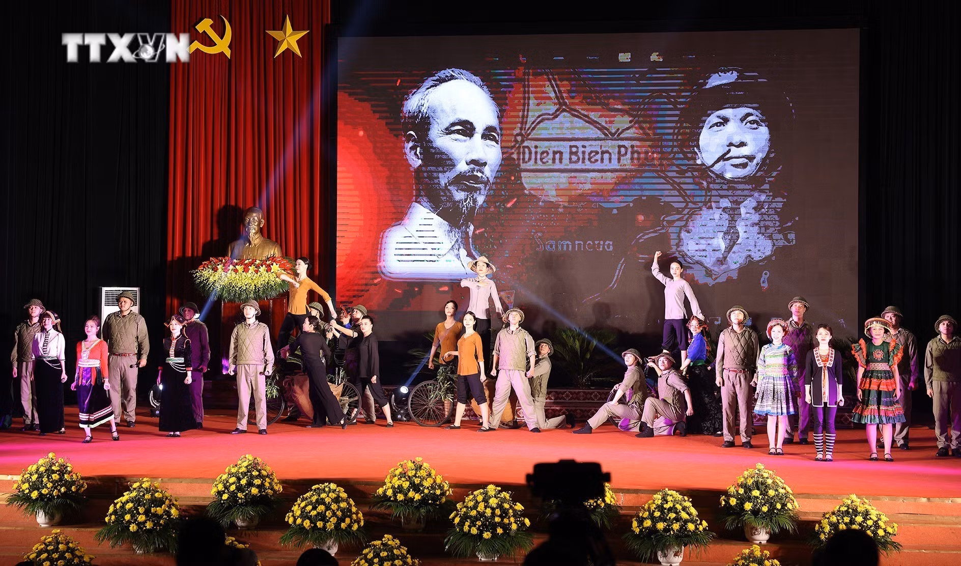 vna_potal_thu_tuong_pham_minh_chinh_gap_mat_tri_an_cac_chien_si_dien_bien_7326574.jpg