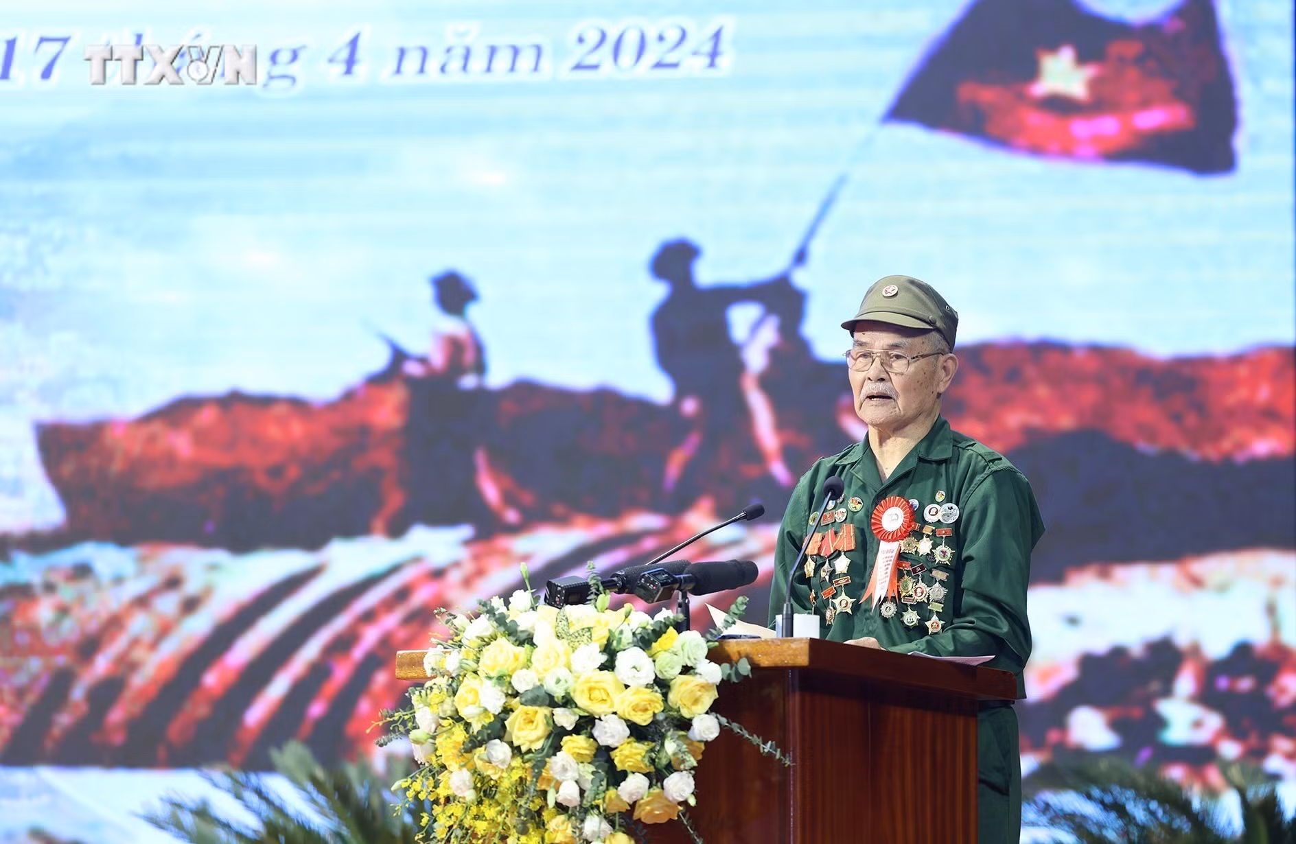 vna_potal_thu_tuong_pham_minh_chinh_gap_mat_tri_an_cac_chien_si_dien_bien_7326681.jpg