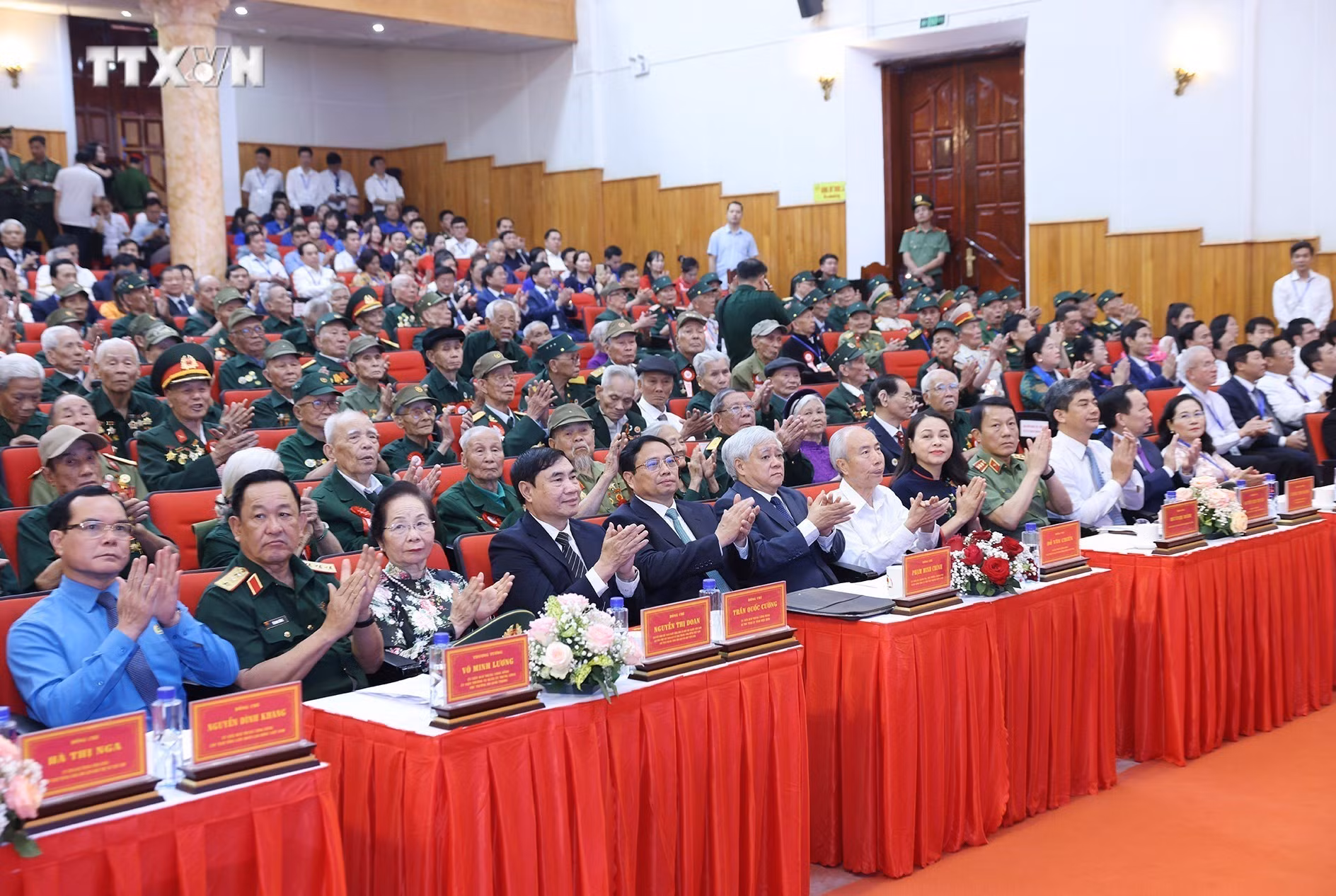 vna_potal_thu_tuong_pham_minh_chinh_gap_mat_tri_an_cac_chien_si_dien_bien_7326580.jpg