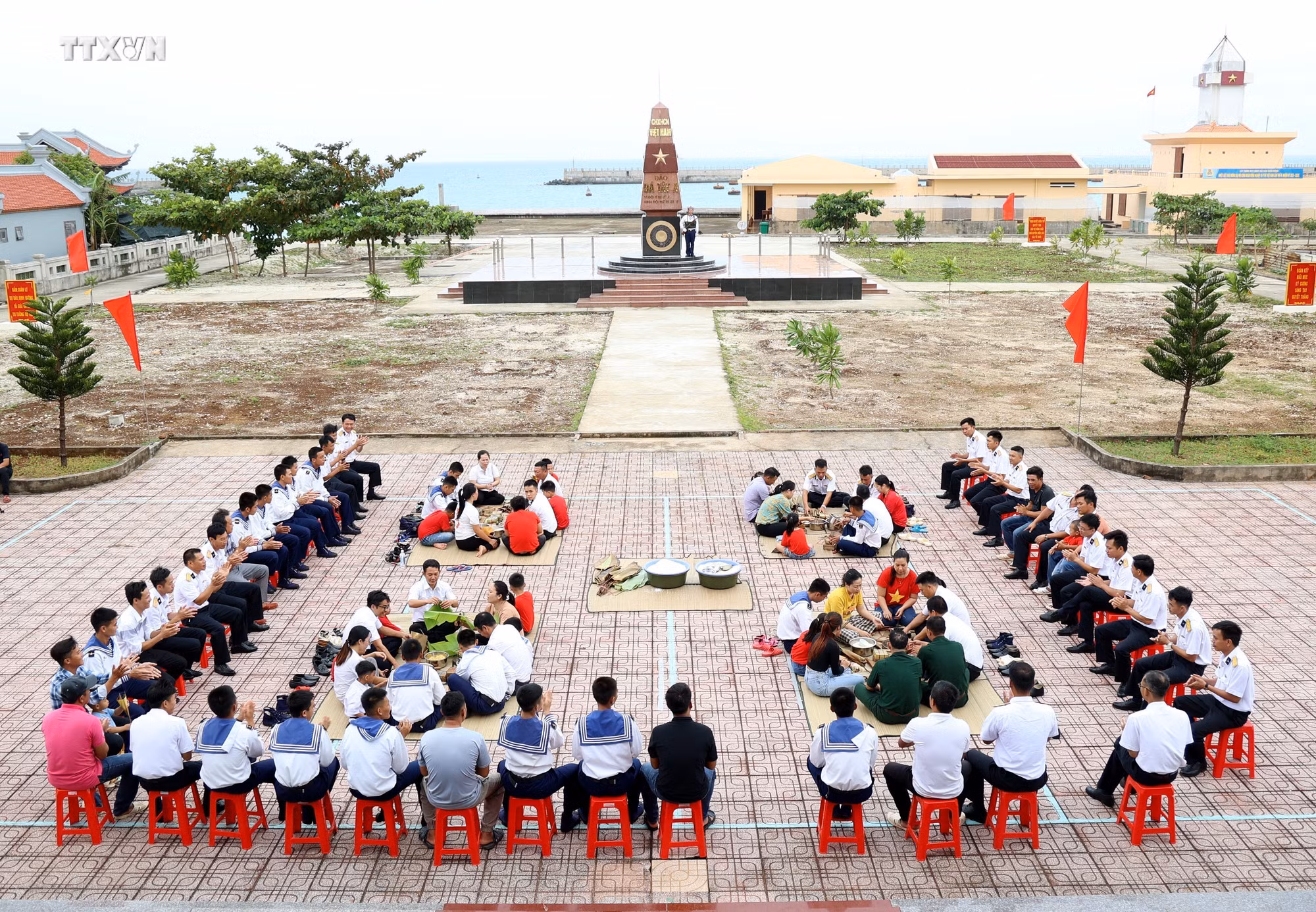 Quân dân ở Trường Sa thi gói bánh chưng đón Tết