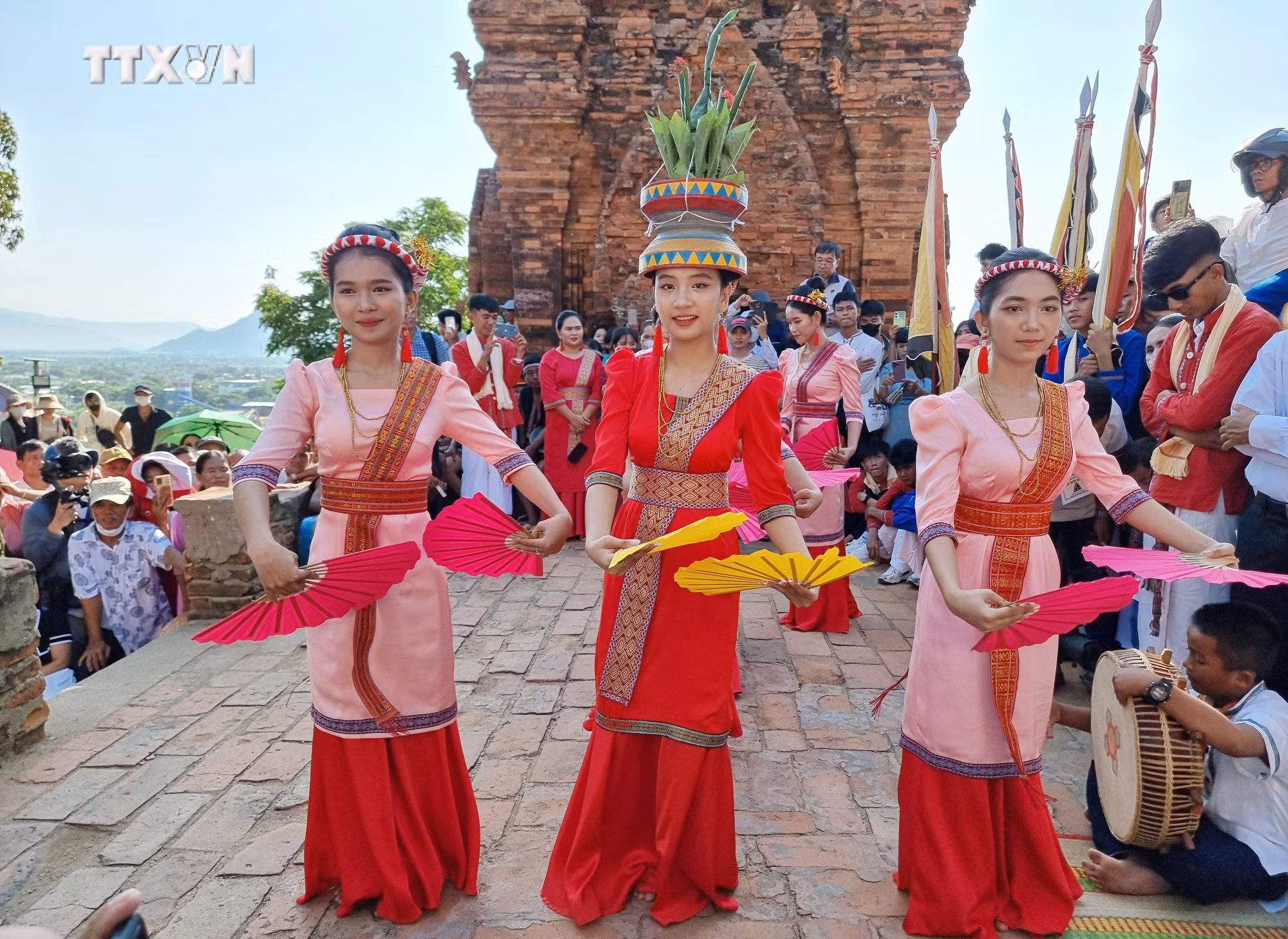 vna_potal_hang_ngan_nguoi_dan_du_khach_ve_ninh_thuan_tham_du_le_hoi_kate_2024_7628499.jpg