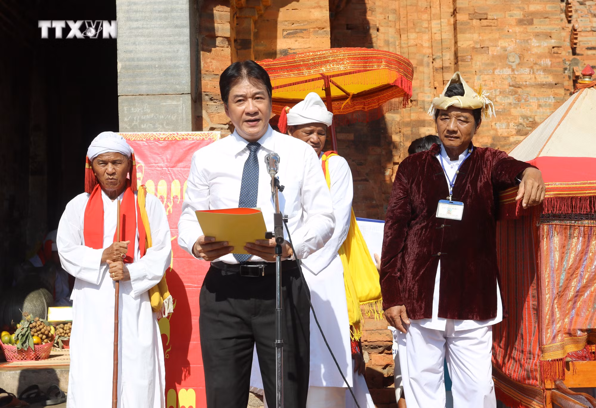 vna_potal_hang_ngan_nguoi_dan_du_khach_ve_ninh_thuan_tham_du_le_hoi_kate_2024_7628489.jpg