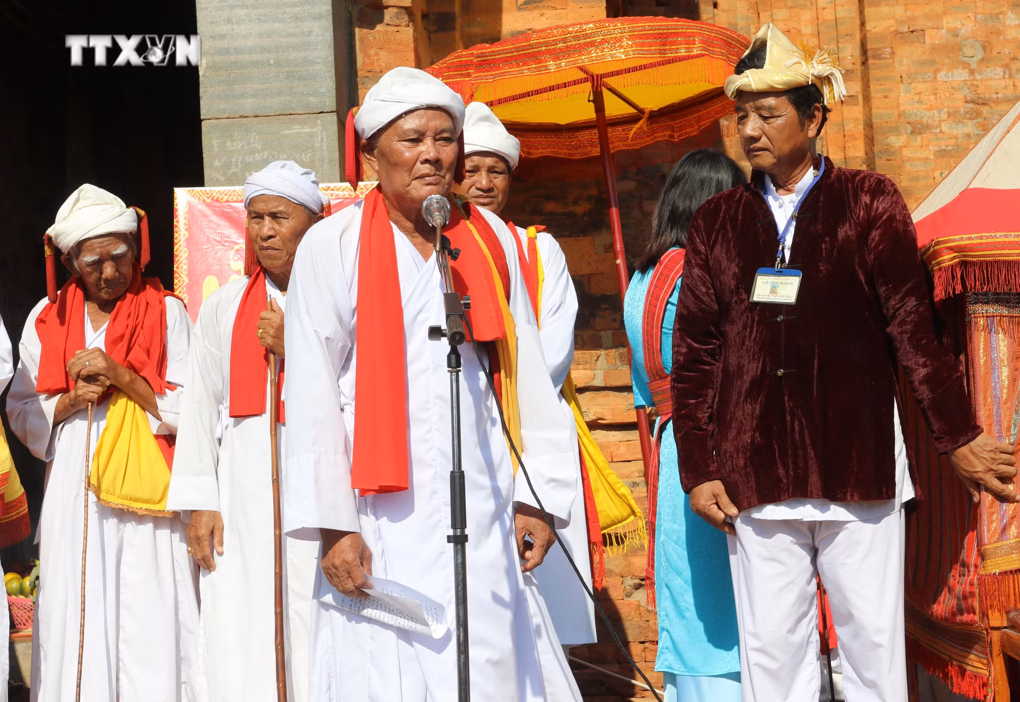 vna_potal_hang_ngan_nguoi_dan_du_khach_ve_ninh_thuan_tham_du_le_hoi_kate_2024_7628495.jpg