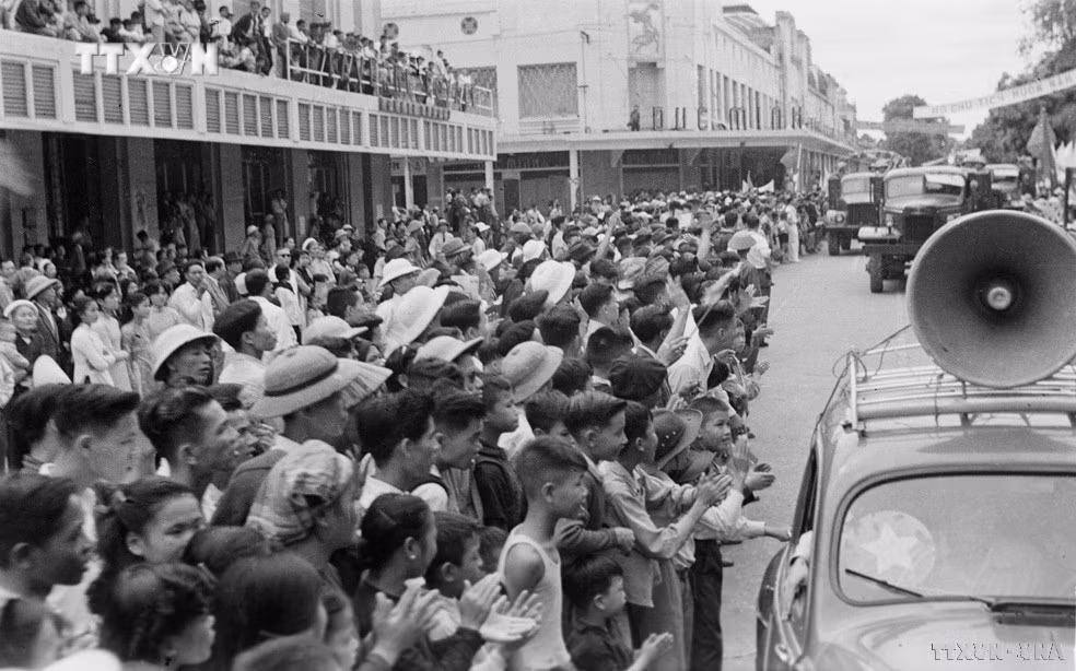 vna_potal_70_nam_giai_phong_thu_do_10101954_-_10102024_moc_son_lich_su_hao_hung_cua_nhan_dan_thu_do___7624540.jpg