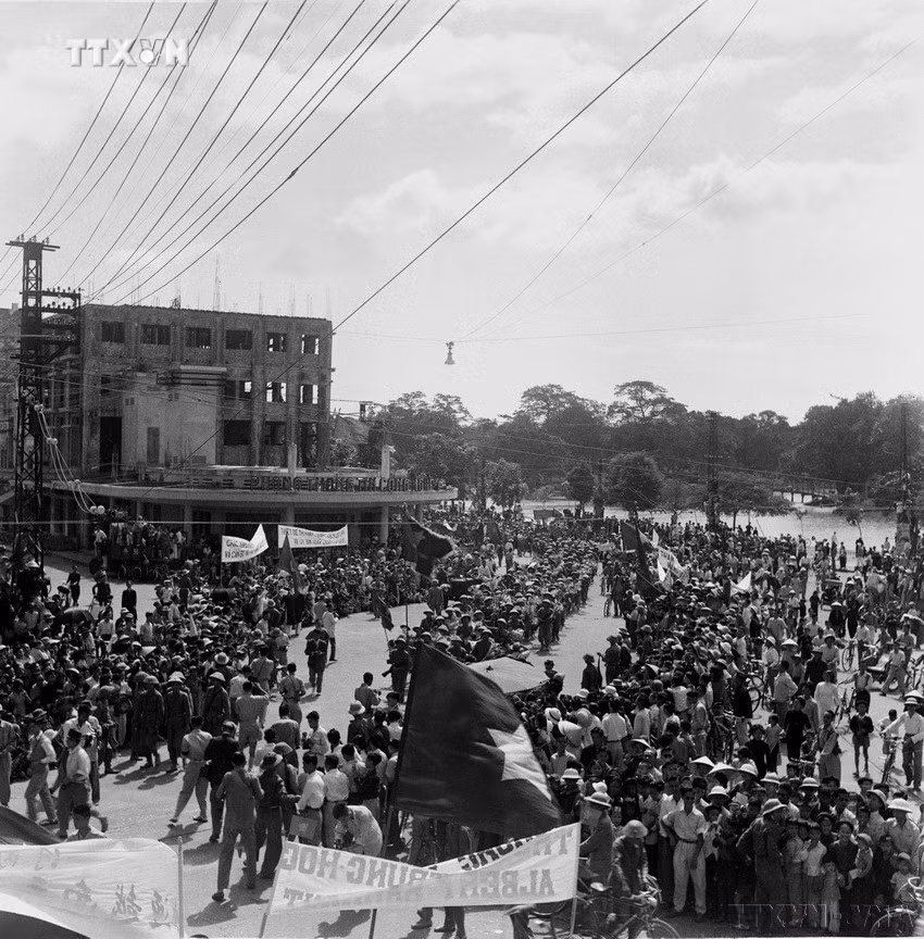 vna_potal_70_nam_giai_phong_thu_do_10101954_-_10102024_moc_son_lich_su_hao_hung_cua_nhan_dan_thu_do__7624541.jpg