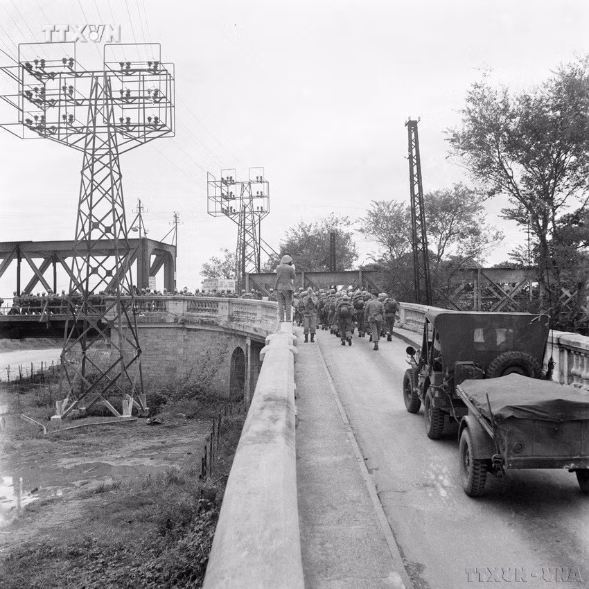 vna_potal_70_nam_giai_phong_thu_do_10101954_-_10102024_moc_son_lich_su_hao_hung_cua_nhan_dan_thu_do__7624532.jpg