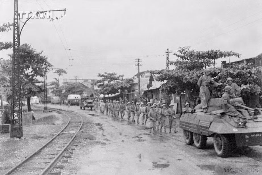 vna_potal_70_nam_giai_phong_thu_do_10101954_-_10102024_moc_son_lich_su_hao_hung_cua_nhan_dan_thu_do__7624531.jpg