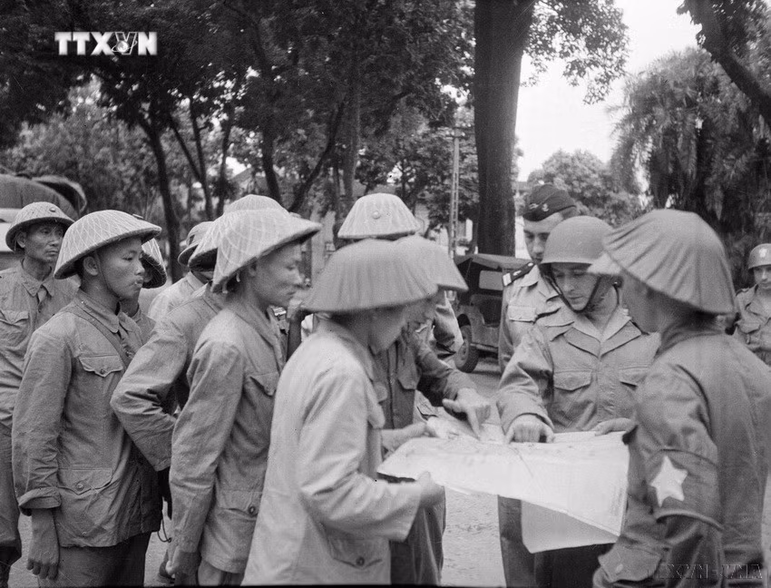 vna_potal_70_nam_giai_phong_thu_do_10101954_-_10102024_moc_son_lich_su_hao_hung_cua_nhan_dan_thu_do__7624529.jpg