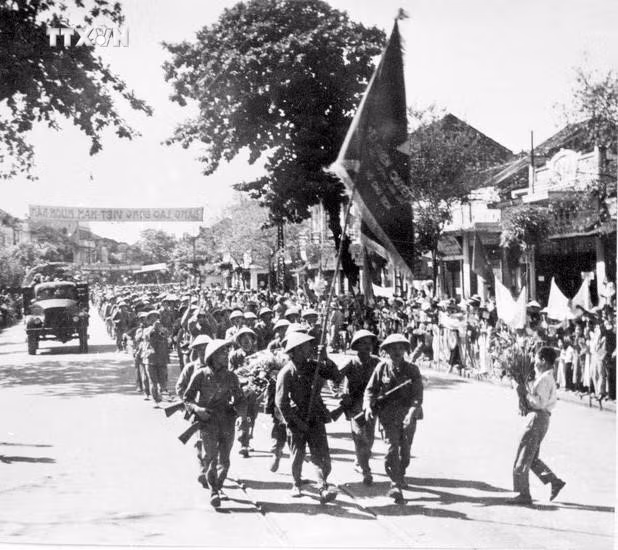 vna_potal_70_nam_giai_phong_thu_do_10101954_-_10102024_moc_son_lich_su_hao_hung_cua_nhan_dan_thu_do__7624516.jpg