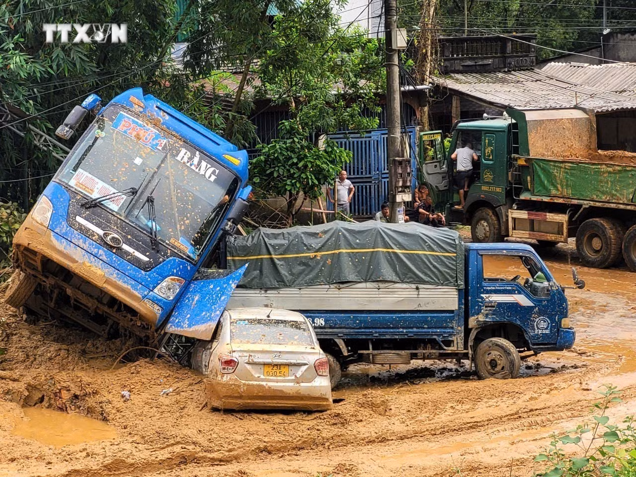 vna_potal_vu_sat_lo_nghiem_trong_tai_ha_giang_huy_dong_toi_da_luc_luong_tim_kiem_nan_nhan_mat_tich_7624472.jpg